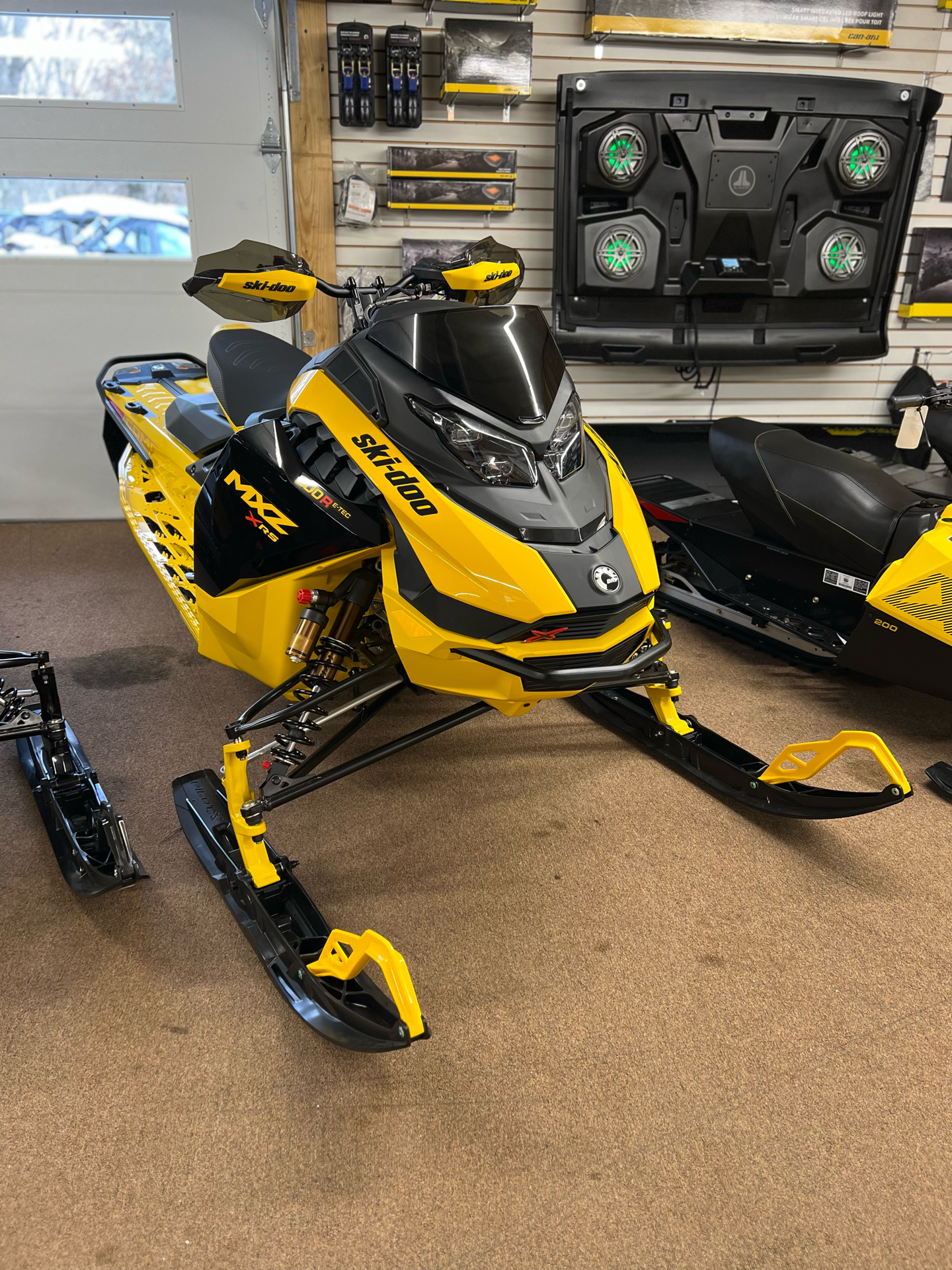 2024 Ski-Doo MXZ X-RS w/ Competition Package 600R E-TEC RipSaw II 2-Ply 1.25 in Mars, Pennsylvania - Photo 2