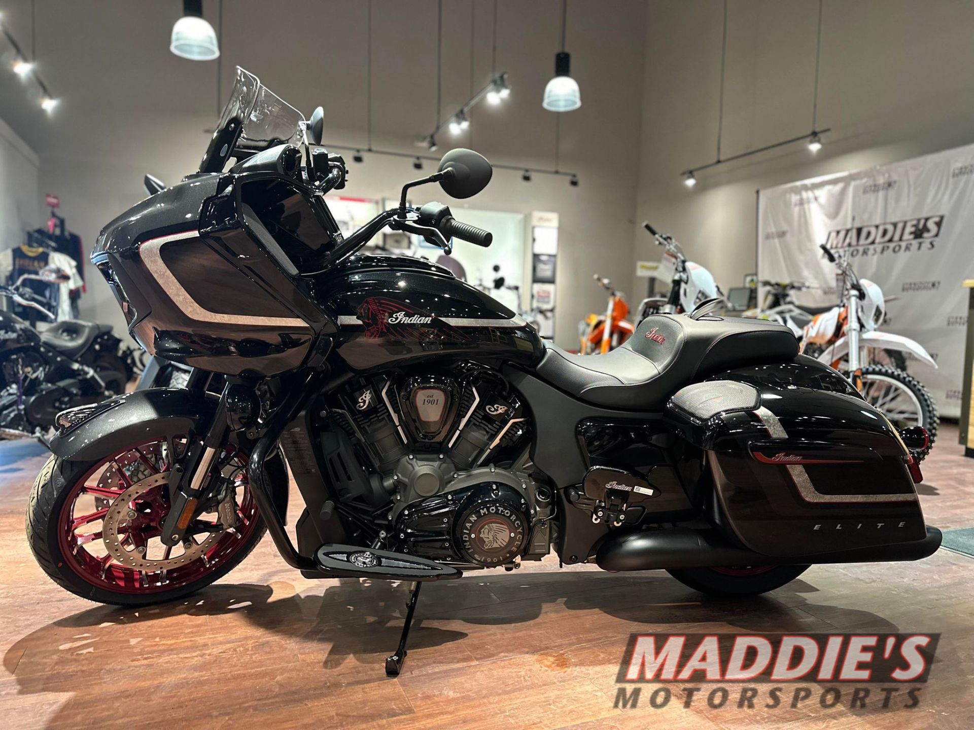 2024 Indian Motorcycle Challenger® Elite in Dansville, New York - Photo 3