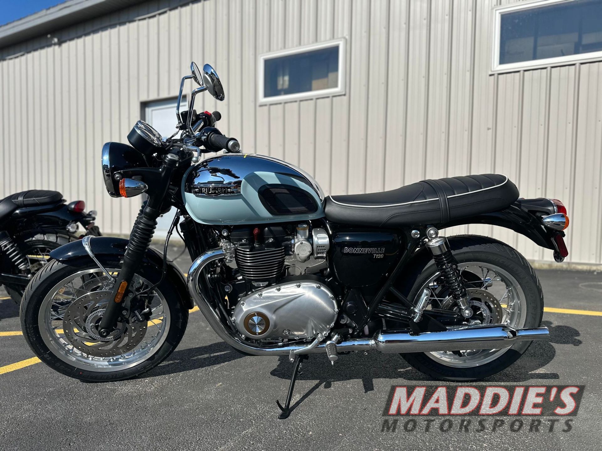 2023 Triumph Bonneville T120 Chrome Edition in Farmington, New York - Photo 3