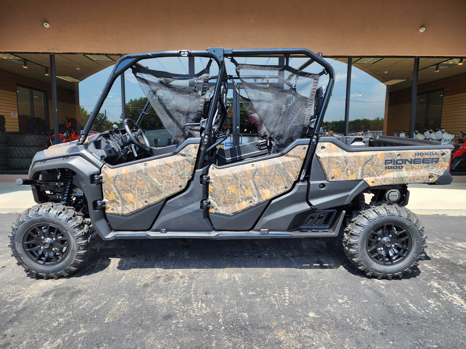 2023 Honda Pioneer 1000-6 Deluxe Crew in Chanute, Kansas - Photo 2