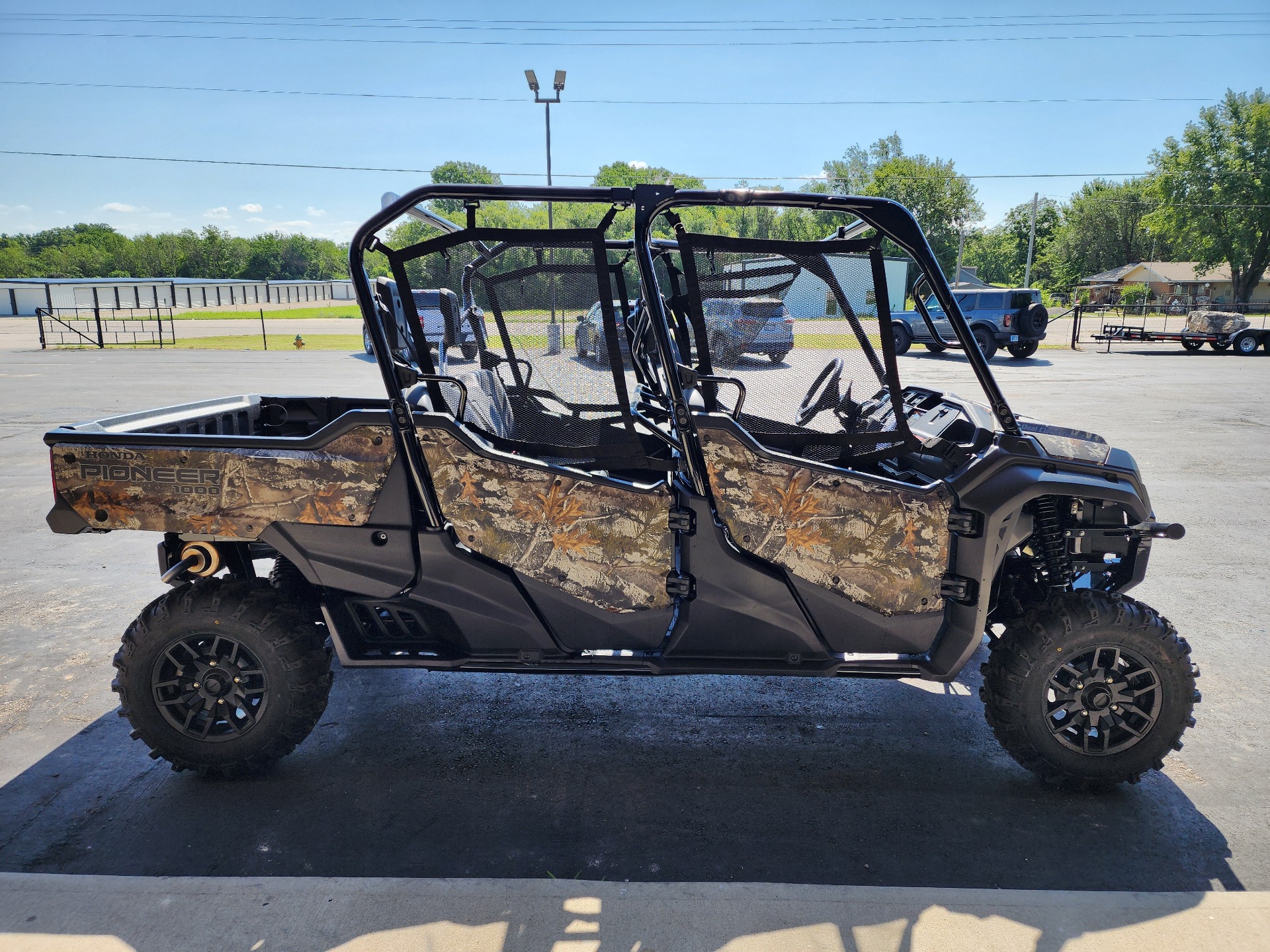 2024 Honda Pioneer 1000-6 Deluxe Crew in Chanute, Kansas - Photo 5