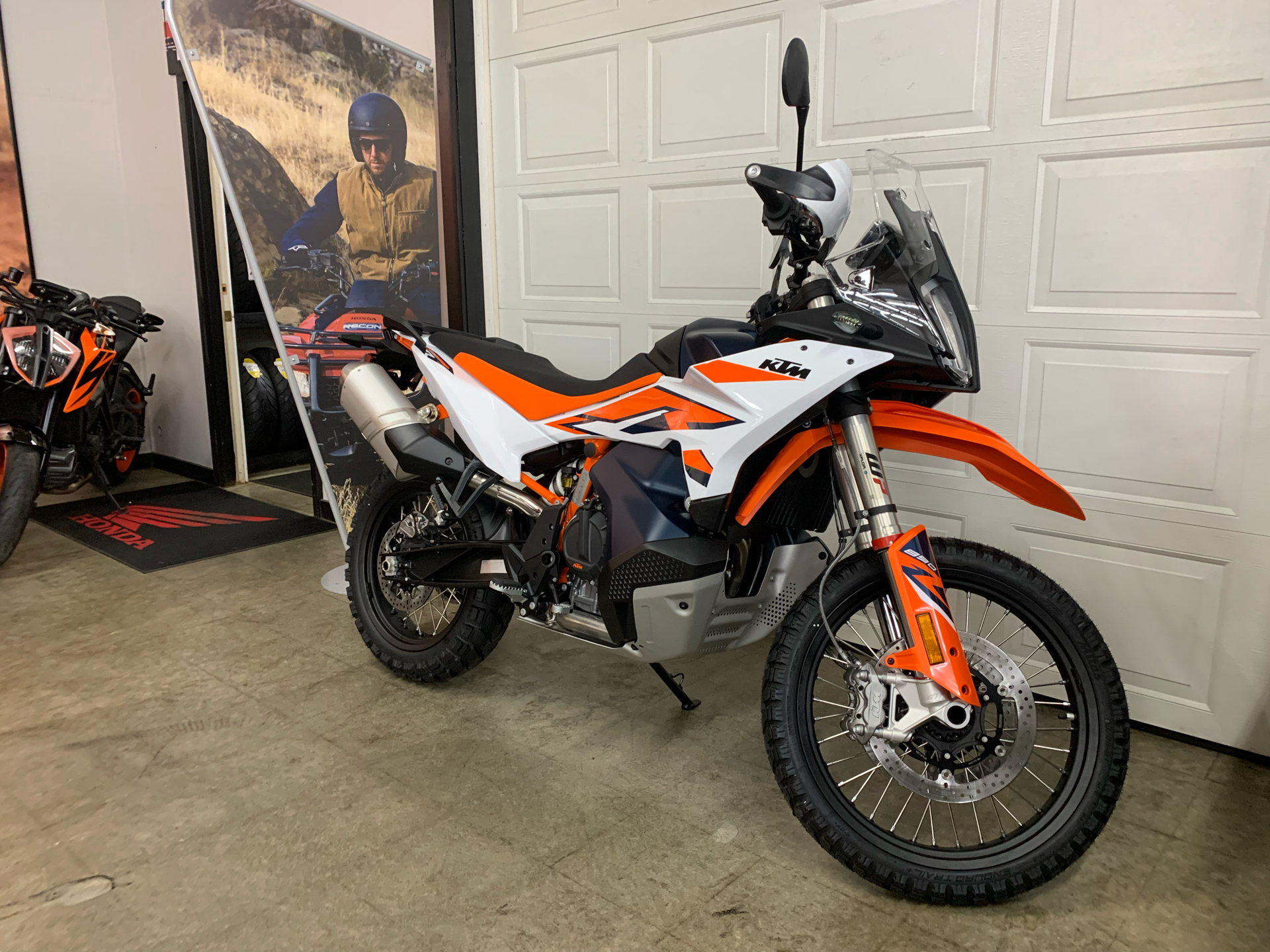 2024 KTM 890 Adventure R in Whiteland, Indiana - Photo 2