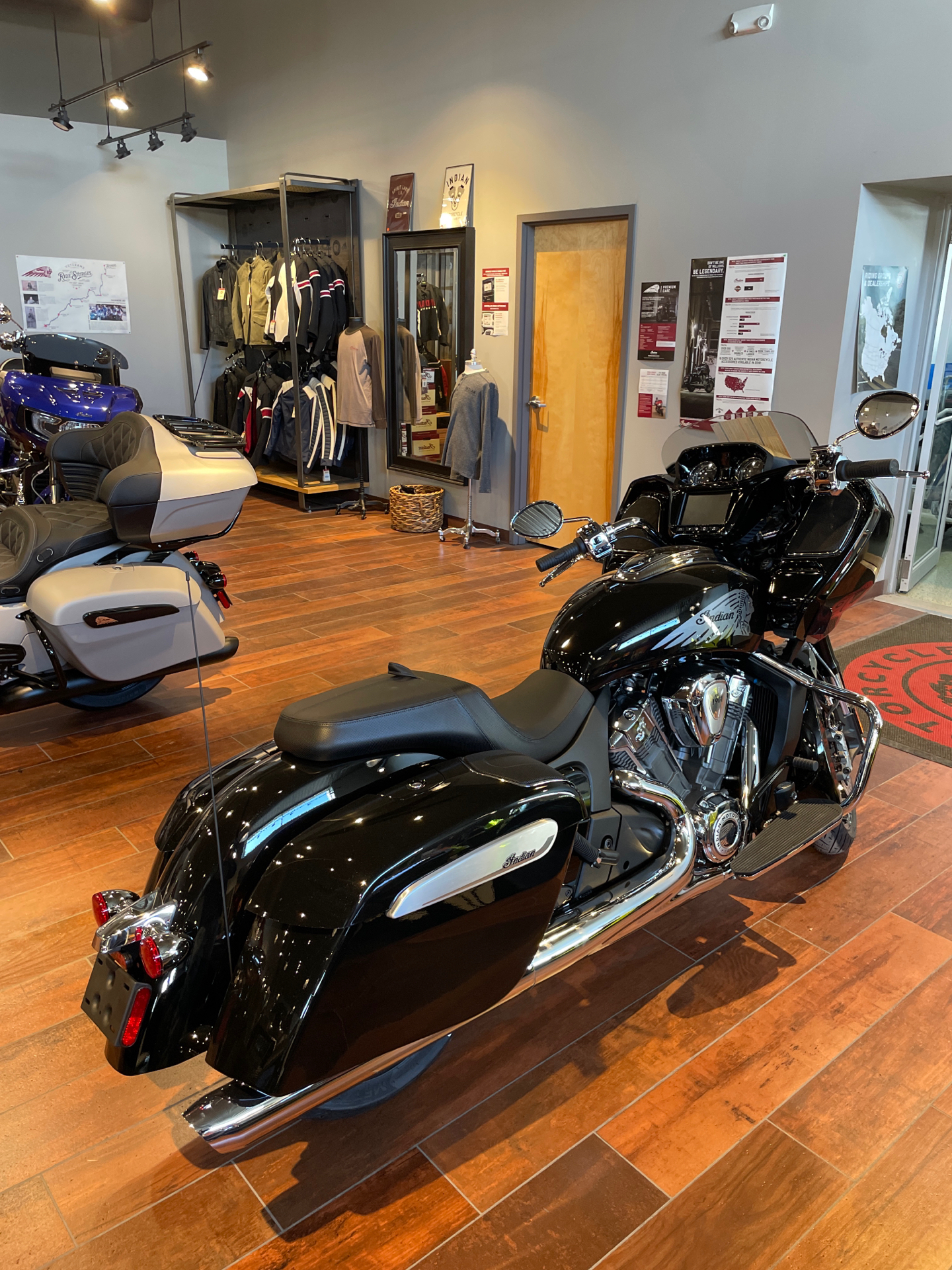 2024 Indian Motorcycle Challenger® Limited with PowerBand Audio Package in Adams Center, New York - Photo 2