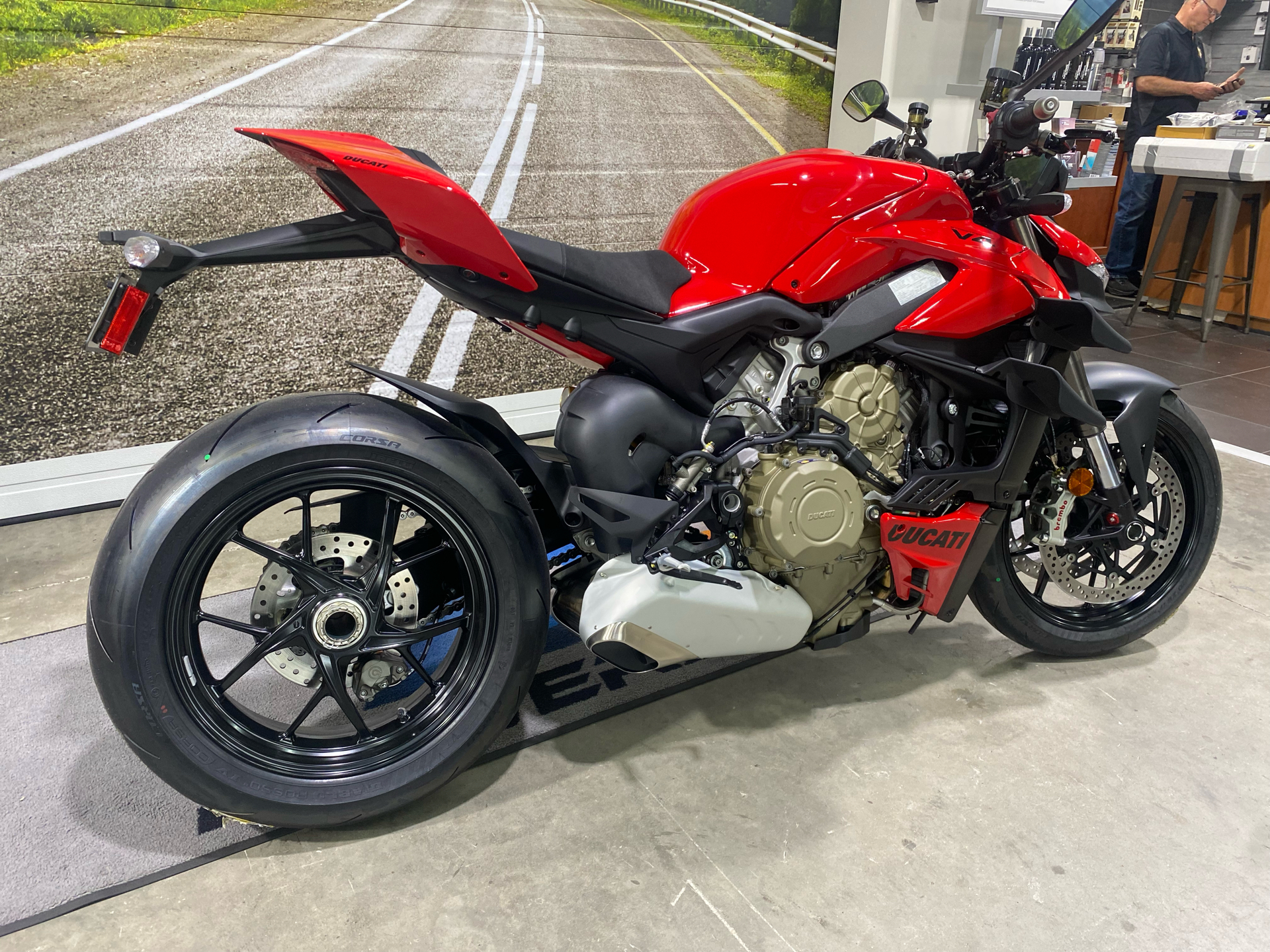 2024 Ducati Streetfighter V4 in Greer, South Carolina - Photo 3