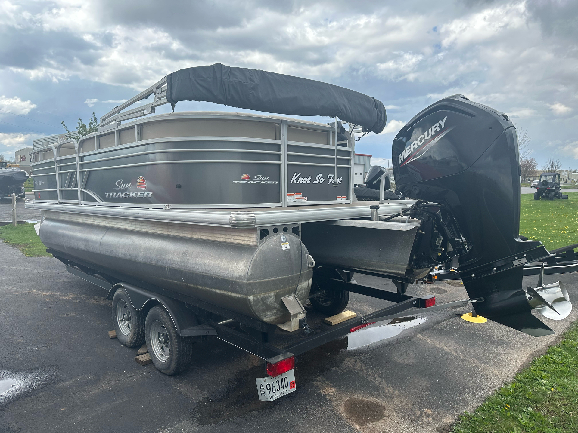 2020 Sun Tracker Party Barge 20 DLX in Appleton, Wisconsin - Photo 2