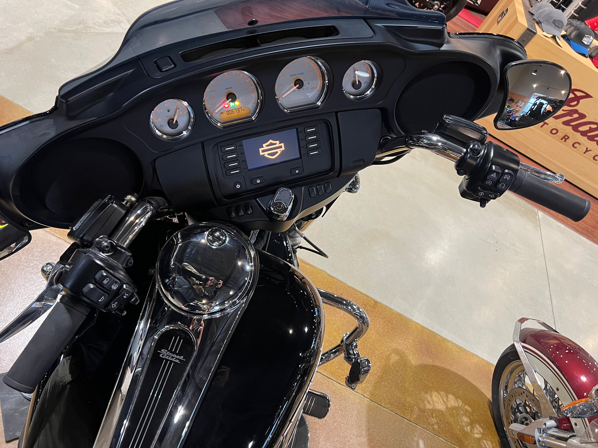 2017 Harley-Davidson Street Glide® in Mason City, Iowa - Photo 3