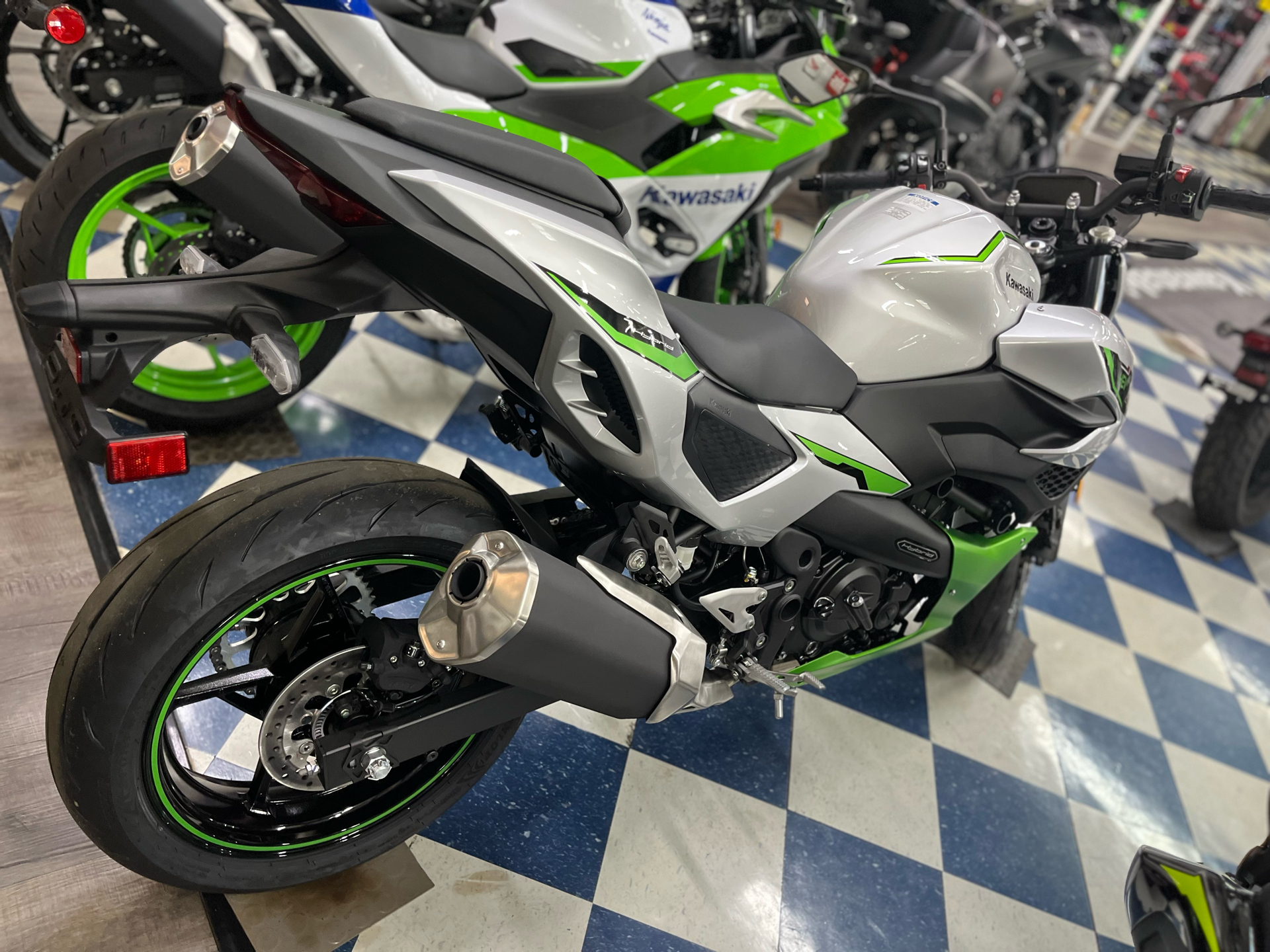 2024 Kawasaki Z7 Hybrid ABS in Greensboro, North Carolina - Photo 3