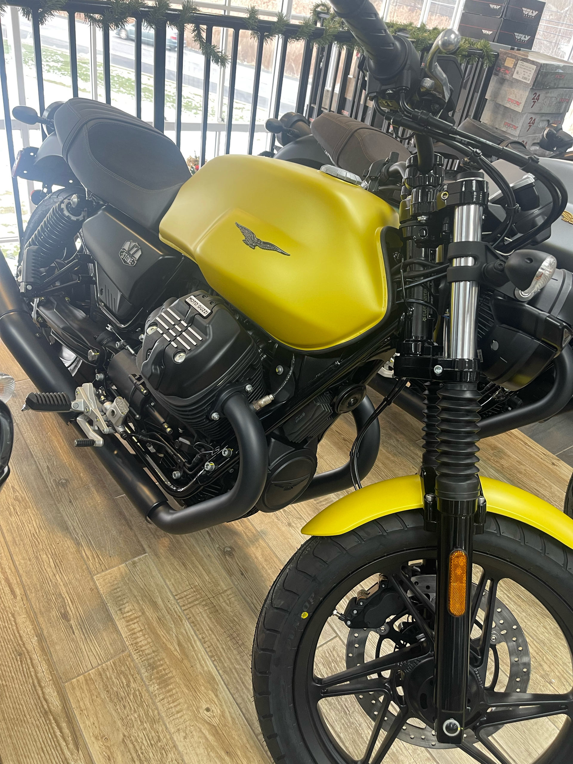 2022 Moto Guzzi V7 Stone in Goshen, New York - Photo 2