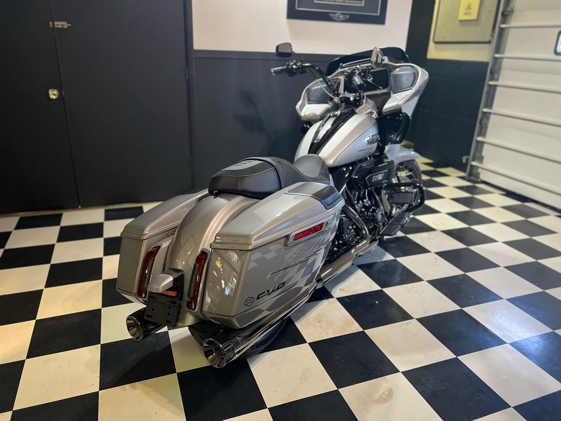2023 Harley-Davidson CVO™ Road Glide® in Macedon, New York - Photo 3