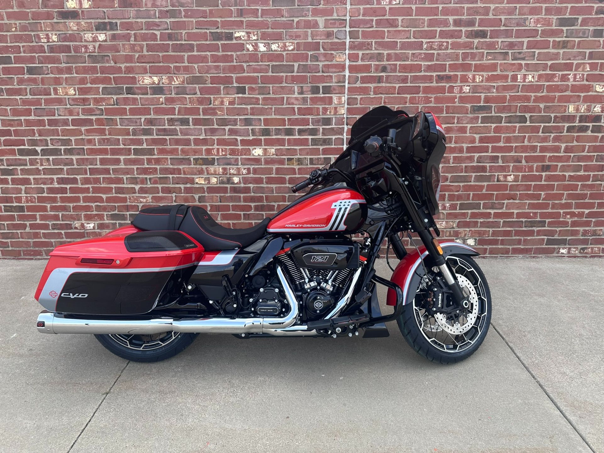 2024 Harley-Davidson CVO™ Street Glide® in Ames, Iowa - Photo 1