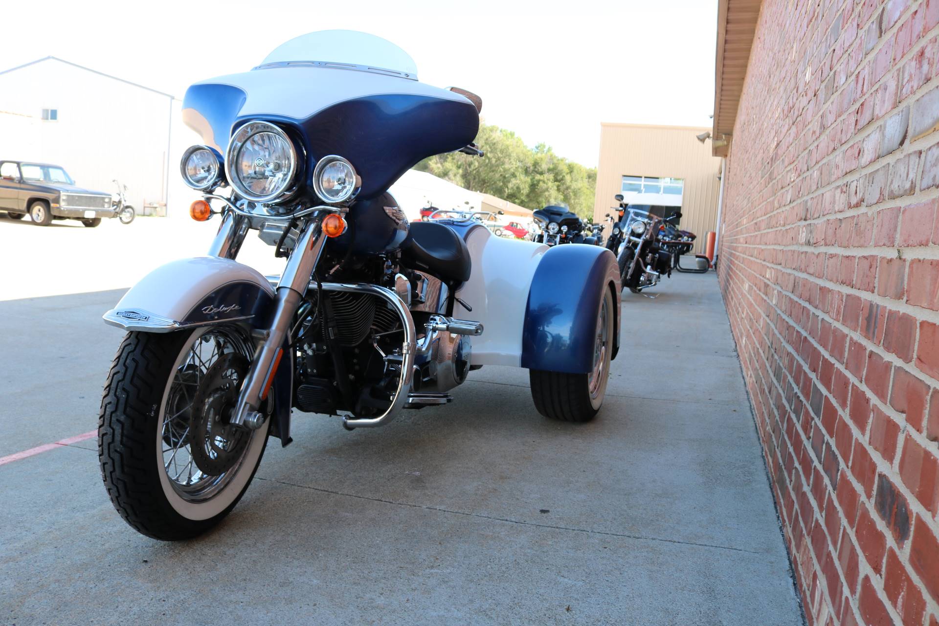 used 2015 harley davidson softail deluxe motorcycles in ames ia uhd034412 white hot pearl blue hot pearl 2015 harley davidson softail deluxe in ames iowa