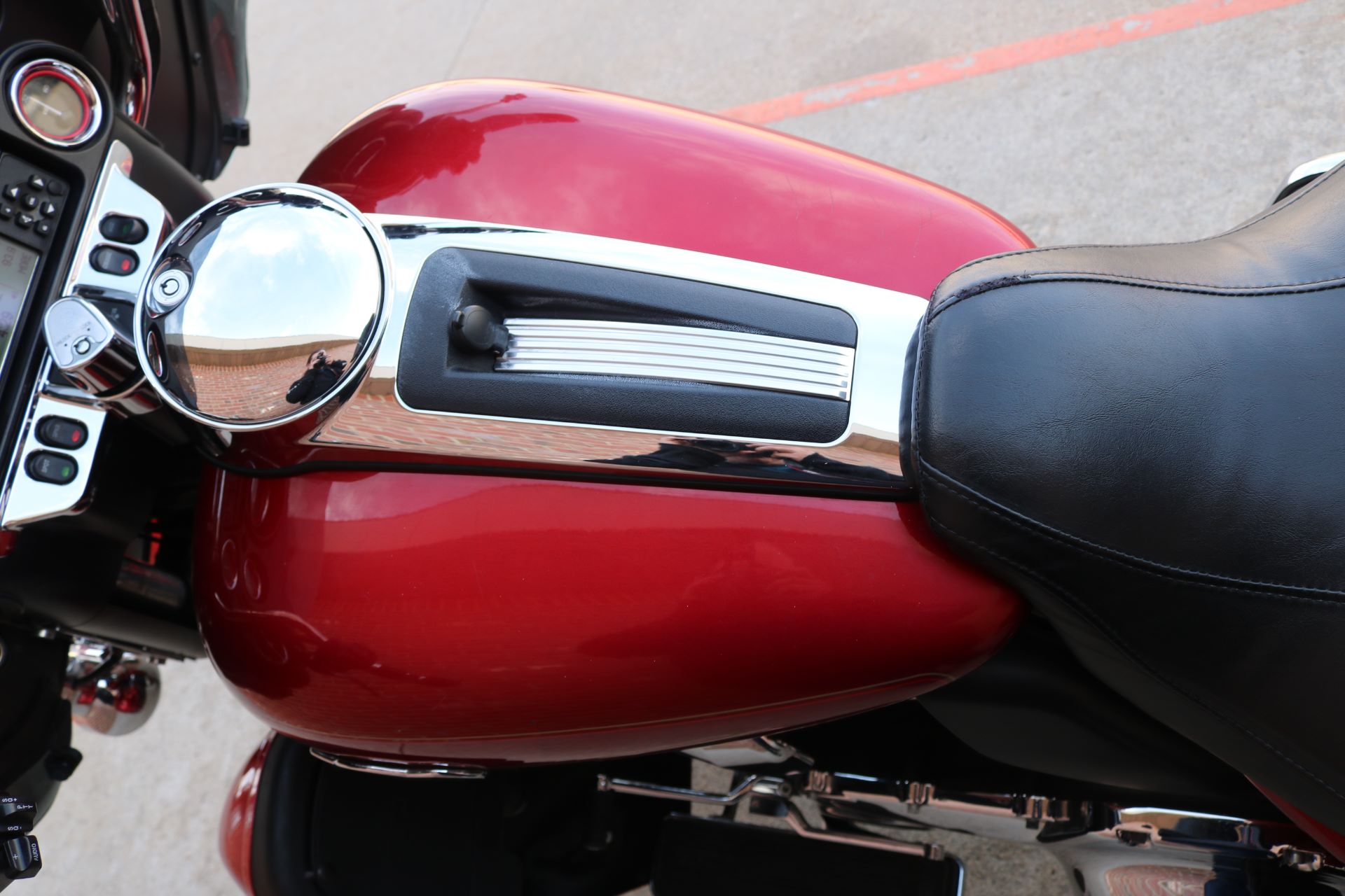 2013 Harley-Davidson Ultra Classic® Electra Glide® in Ames, Iowa - Photo 8