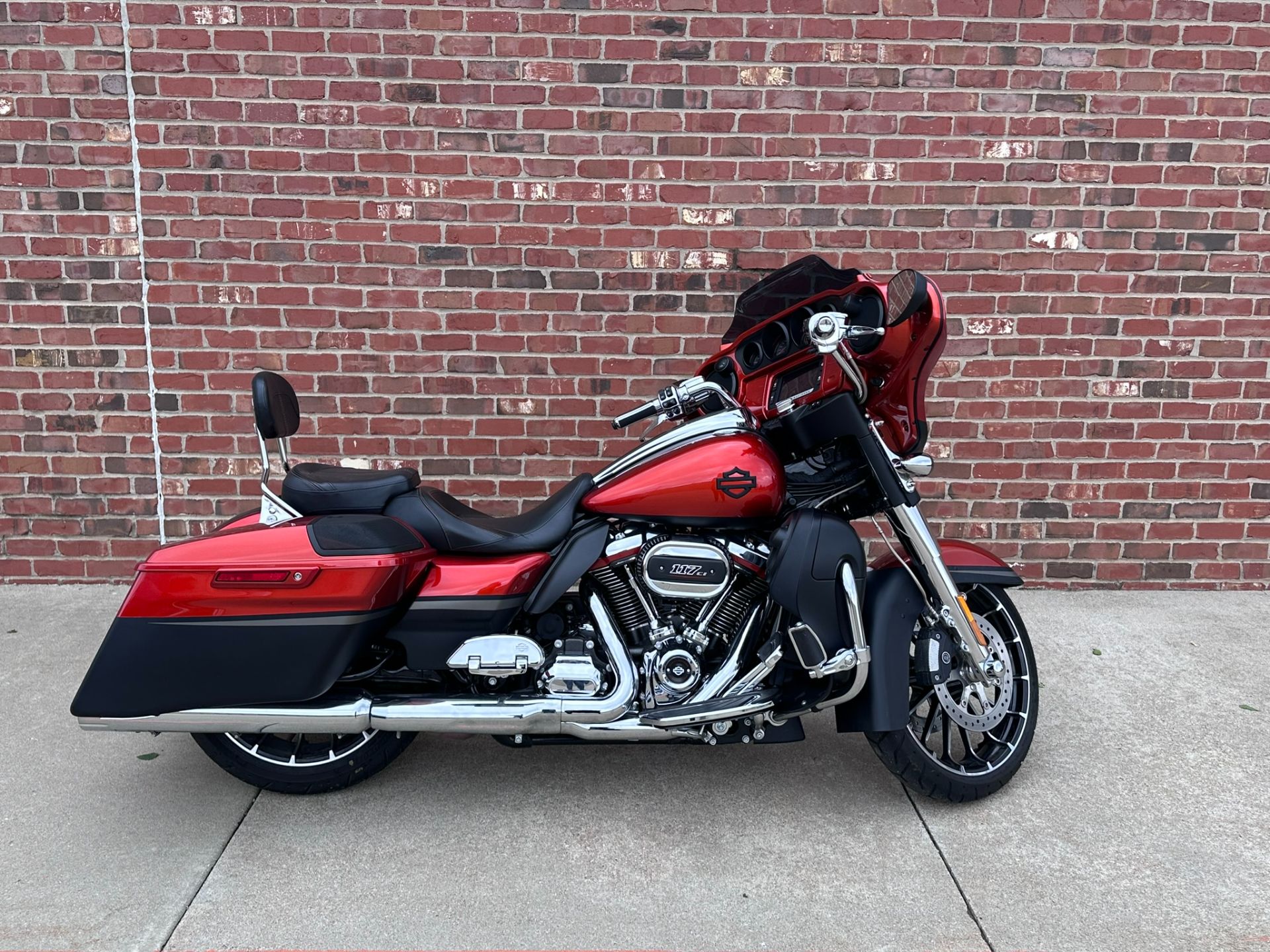 2018 Harley-Davidson CVO™ Street Glide® in Ames, Iowa - Photo 1