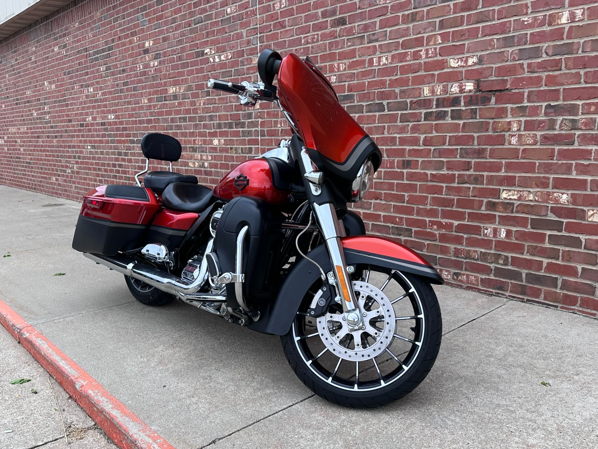 2018 Harley-Davidson CVO™ Street Glide® in Ames, Iowa - Photo 5
