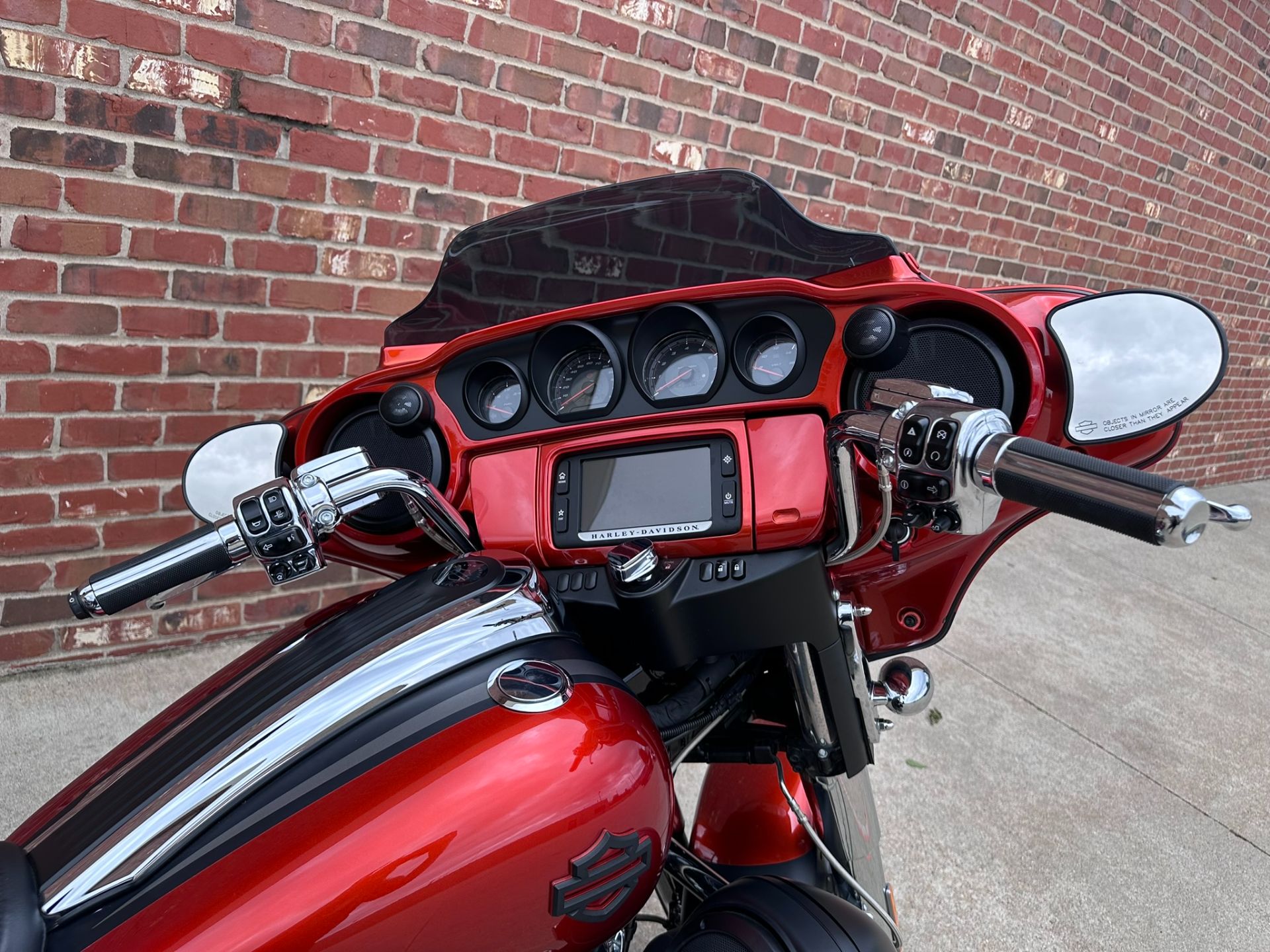 2018 Harley-Davidson CVO™ Street Glide® in Ames, Iowa - Photo 12