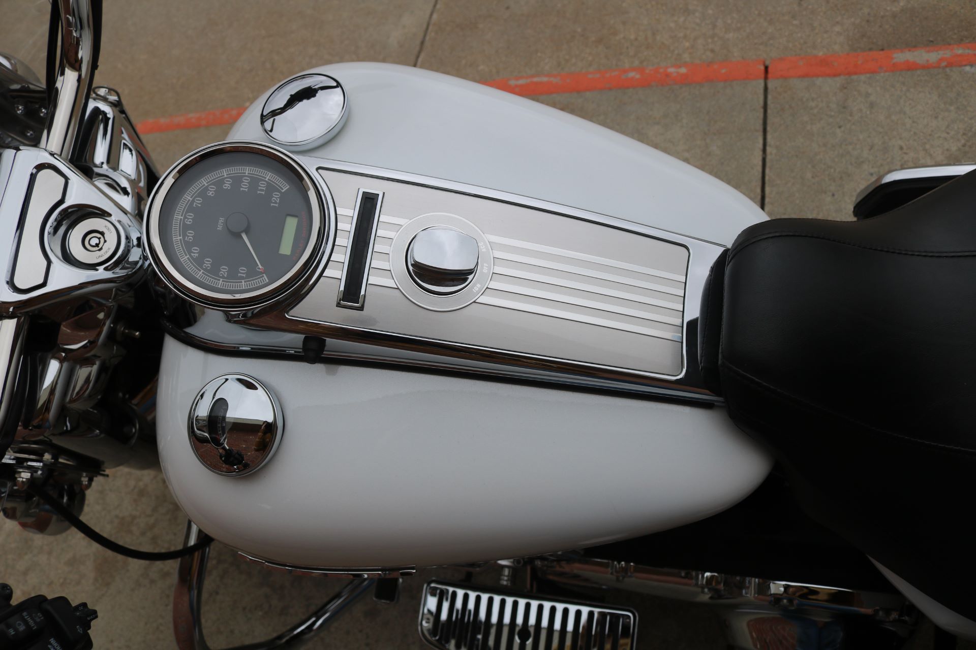 2012 Harley-Davidson Road King® Classic in Ames, Iowa - Photo 8