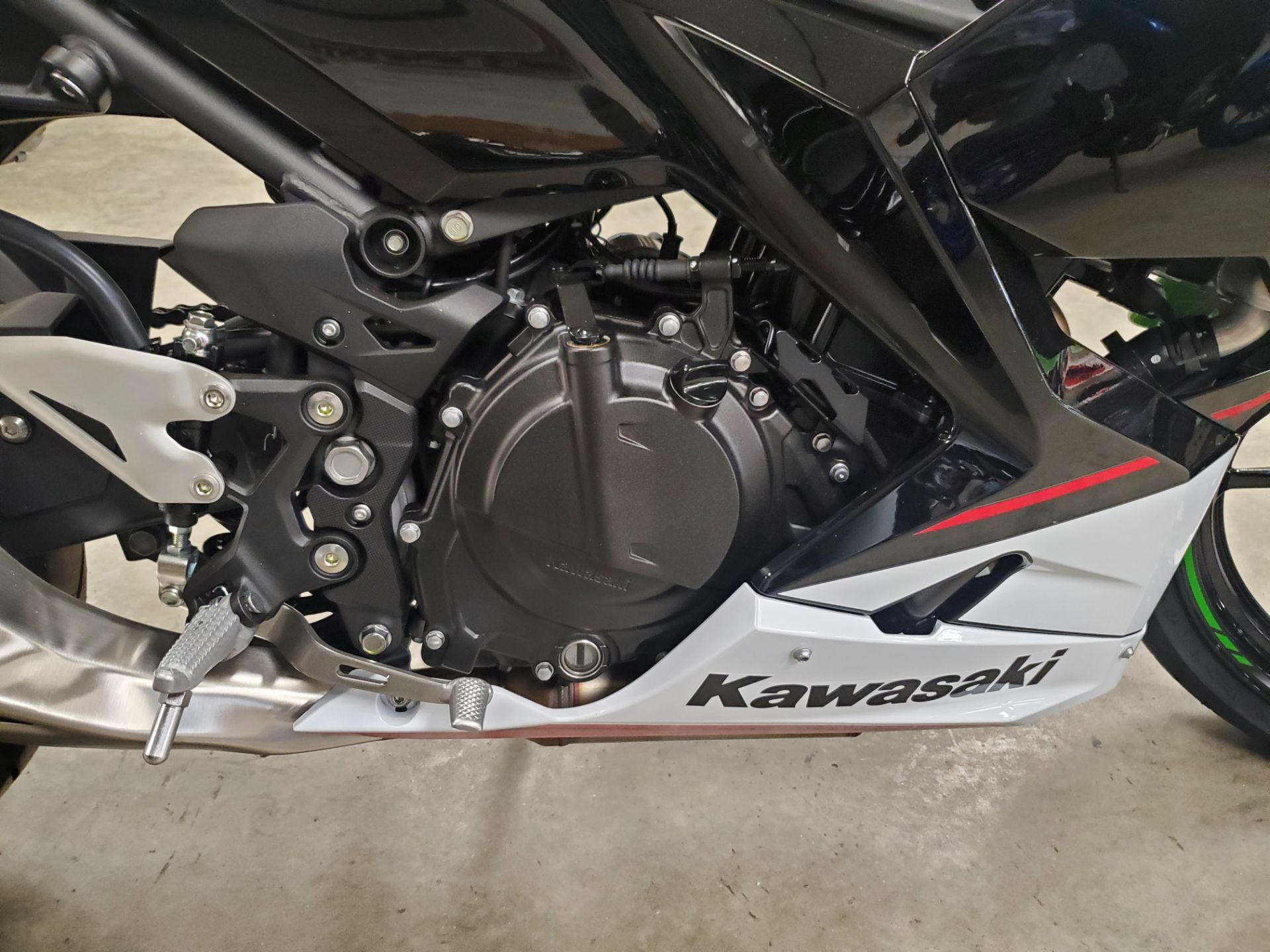 2022 Kawasaki Ninja 400 ABS KRT Edition in Marion, Illinois - Photo 8