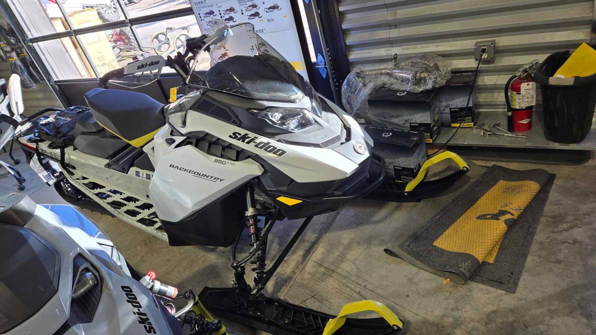 Ski-Doo Backcountry 850 E-Tec ES Powdermax Image