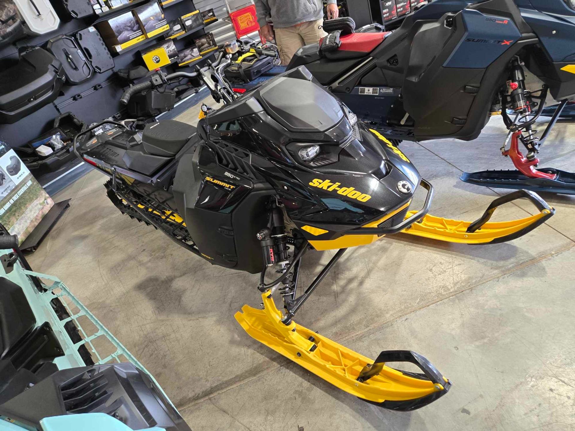 2024 Ski-Doo Summit HCE 850 E-TEC SHOT PowderMax 2.5 in Rapid City, South Dakota - Photo 2