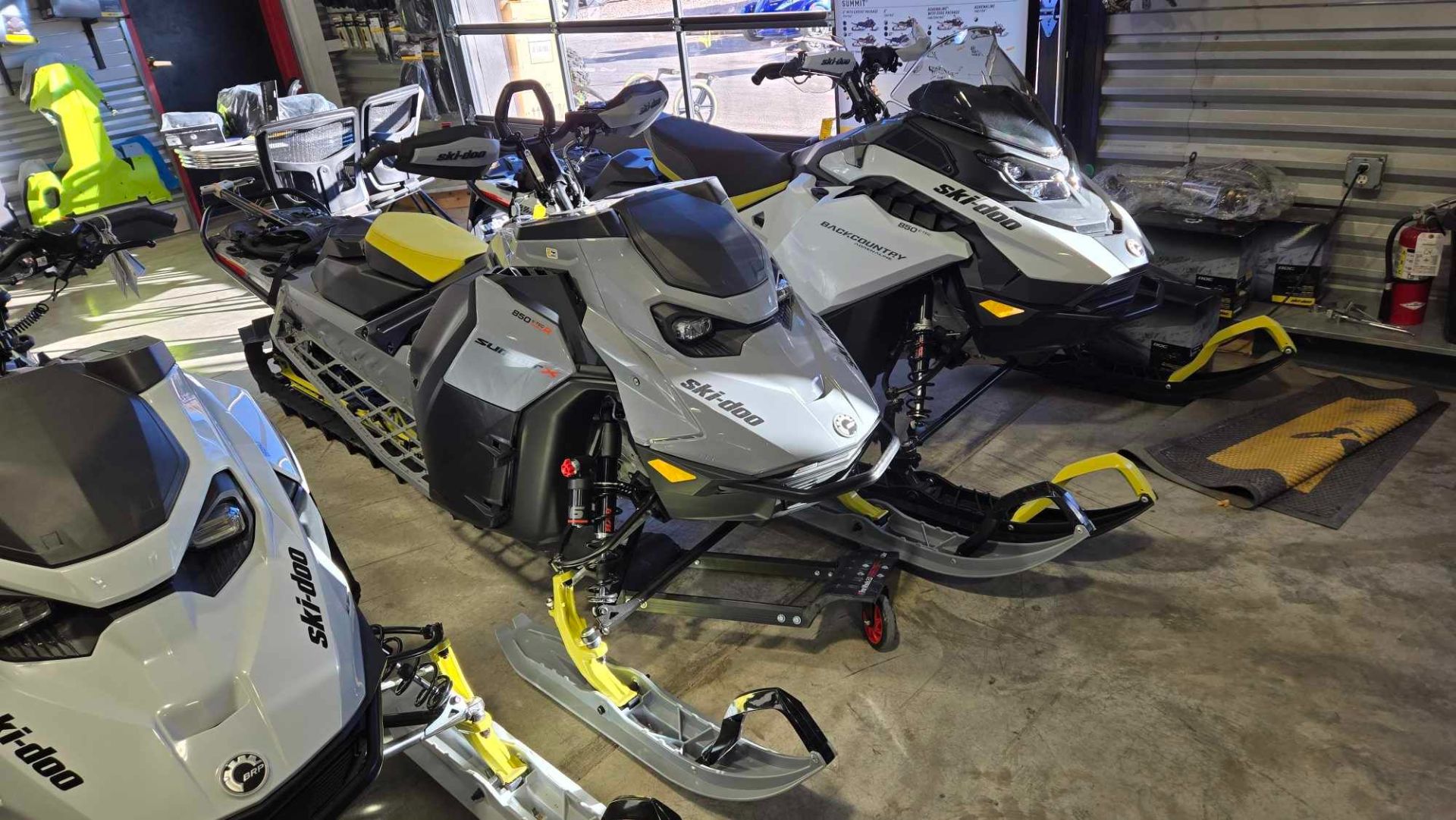 Ski-Doo Summit X Expert 154 850 E-Tec Turbo R Shot Powdermax X-Light Image