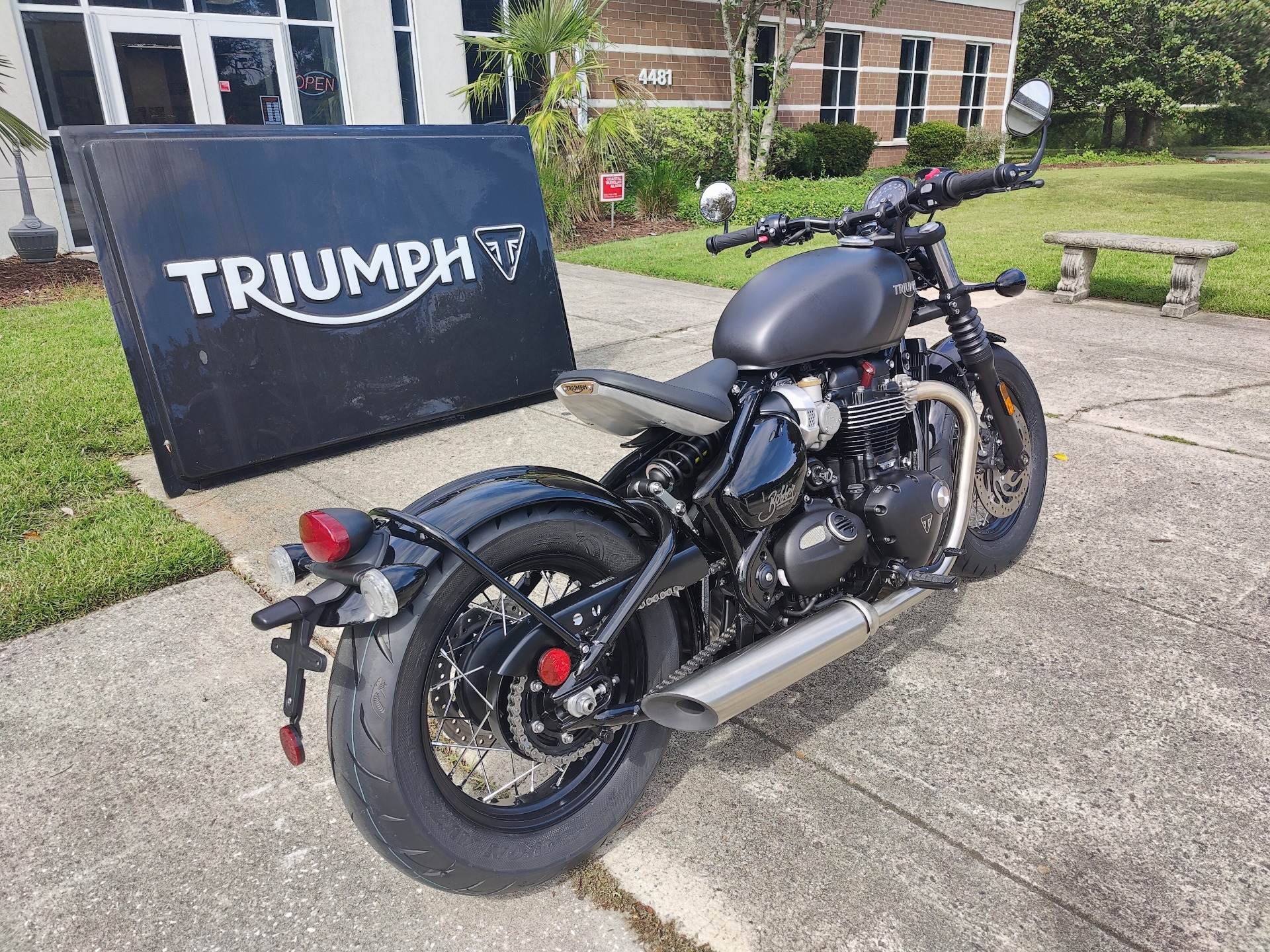 2023 Triumph Bonneville Bobber in North Charleston, South Carolina - Photo 2