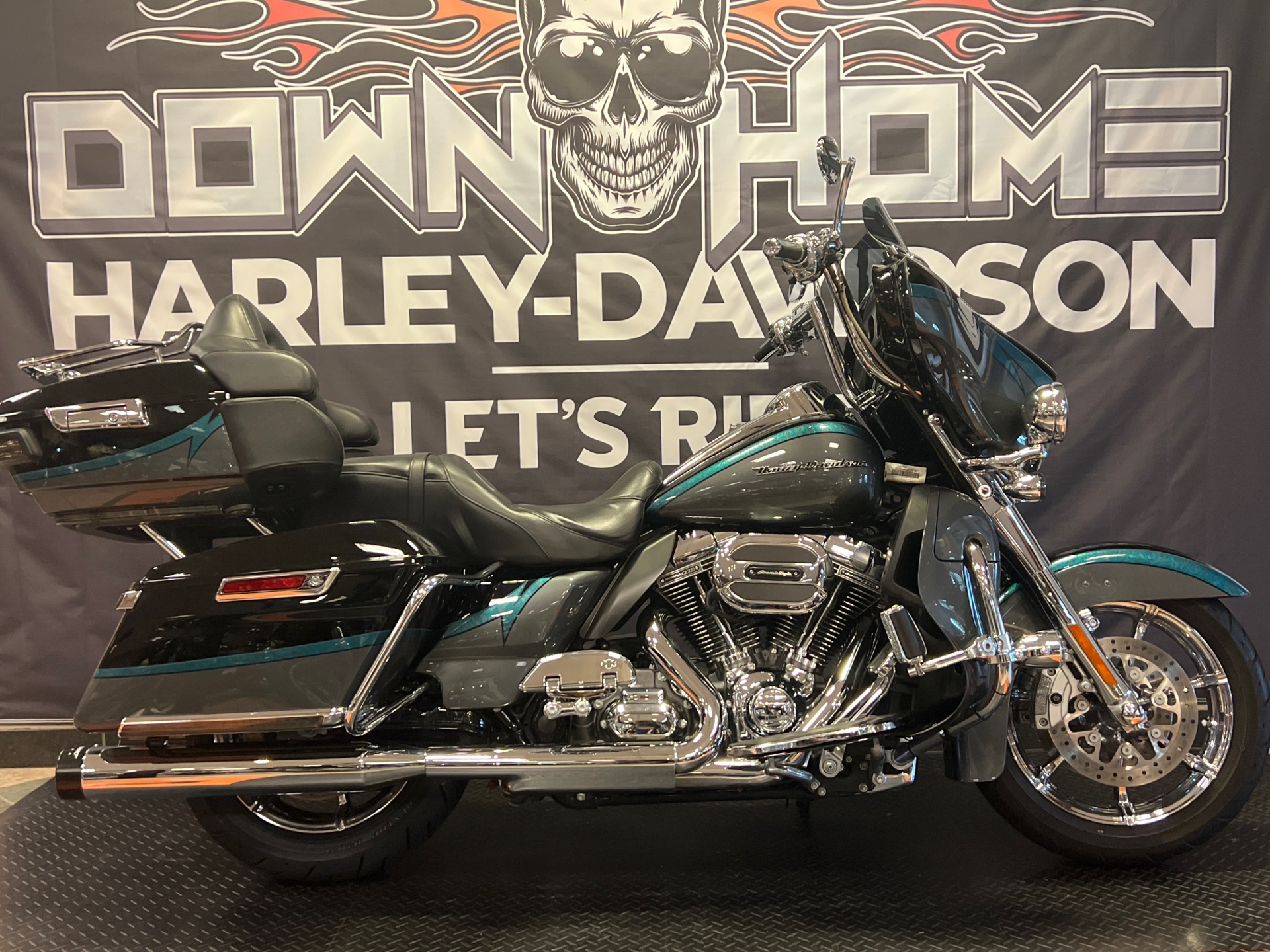 2015 Harley-Davidson CVO™ Limited in Burlington, North Carolina - Photo 2