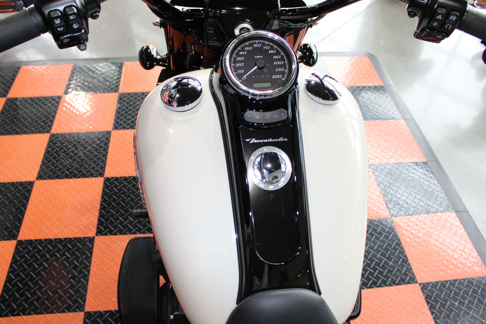2023 Harley-Davidson Freewheeler® in Shorewood, Illinois - Photo 9