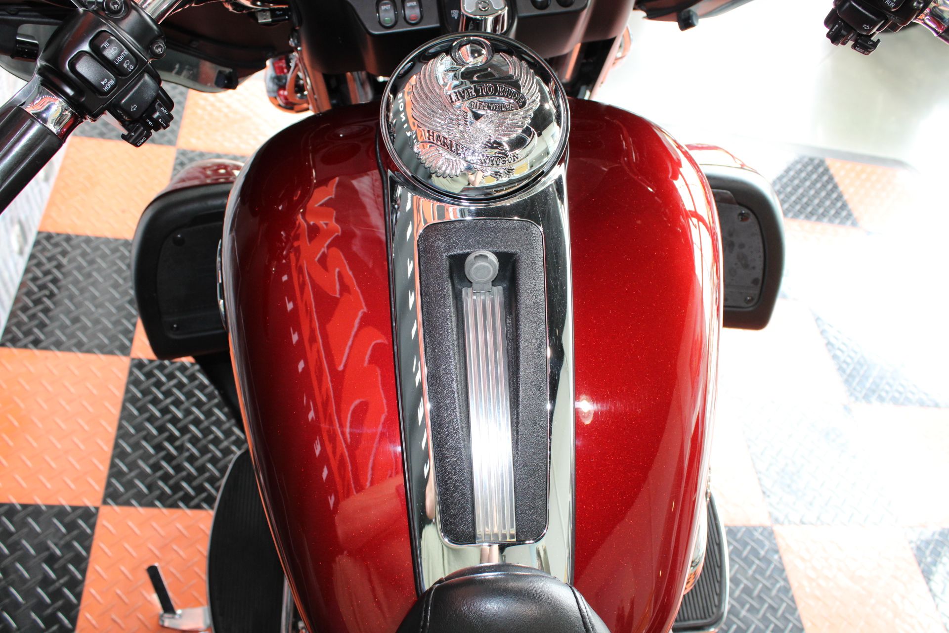2010 Harley-Davidson Ultra Classic® Electra Glide® in Shorewood, Illinois - Photo 13