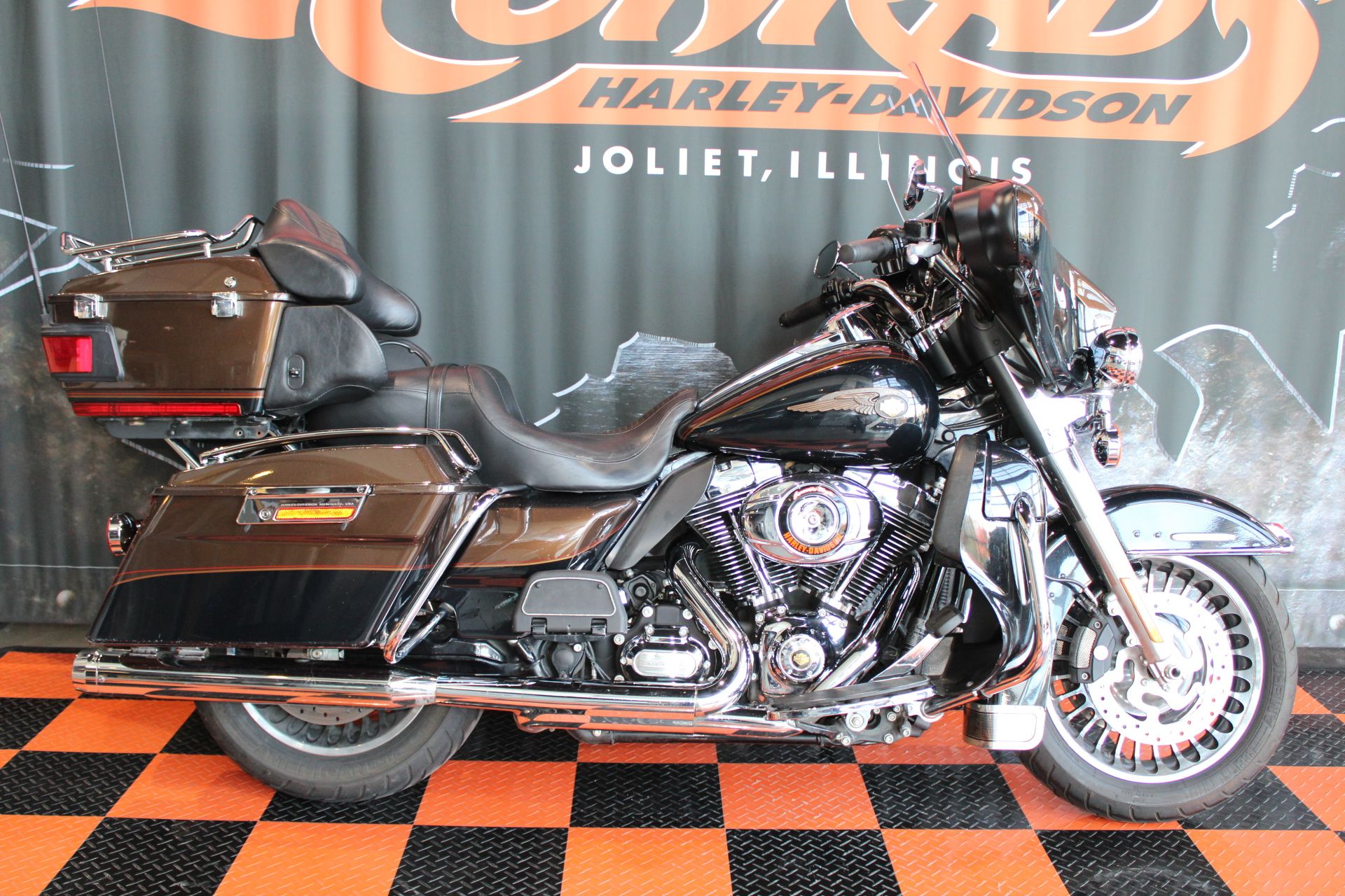 2013 Harley-Davidson Electra Glide® Ultra Limited 110th Anniversary Edition in Shorewood, Illinois - Photo 2