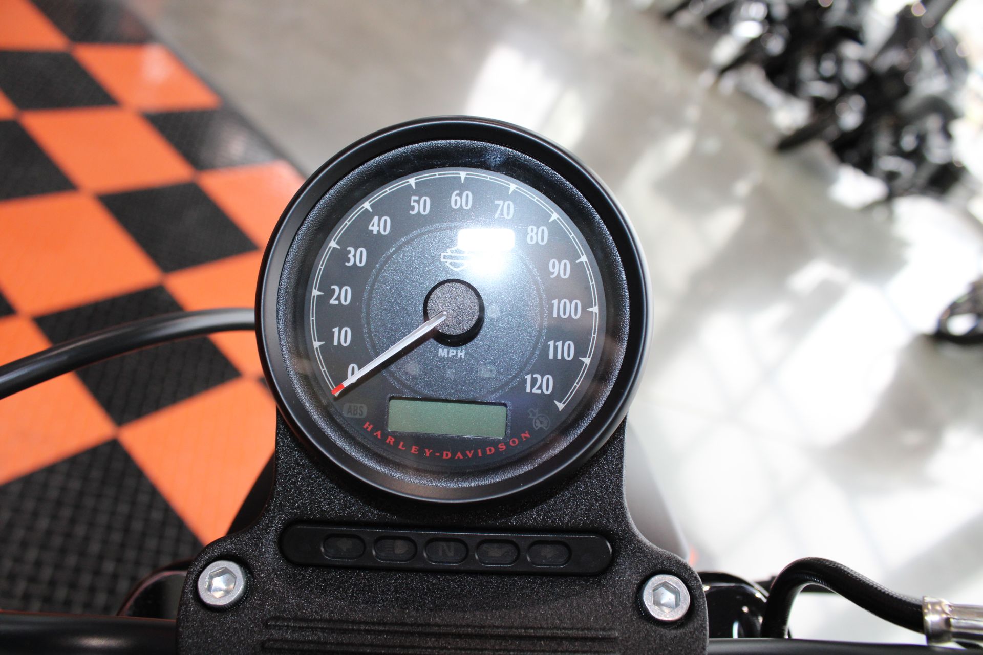 2022 Harley-Davidson Iron 883™ in Shorewood, Illinois - Photo 9