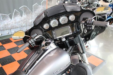 2017 Harley-Davidson Electra Glide® Ultra Classic® in Shorewood, Illinois - Photo 9