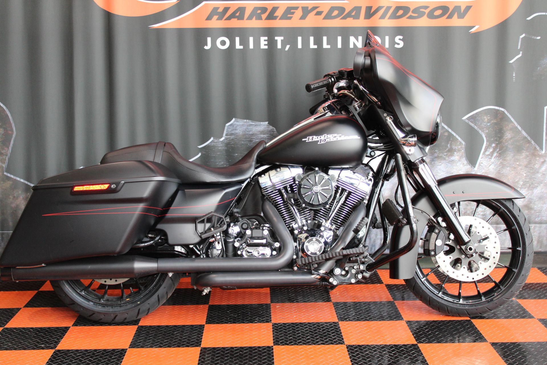 2016 Harley-Davidson Street Glide® Special in Shorewood, Illinois - Photo 2
