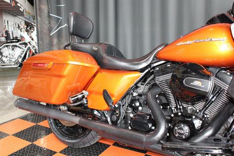 2015 Harley-Davidson Road Glide® in Shorewood, Illinois - Photo 8