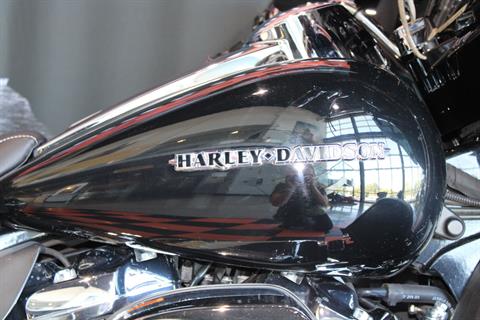 2018 Harley-Davidson Electra Glide® Ultra Classic® in Shorewood, Illinois - Photo 5