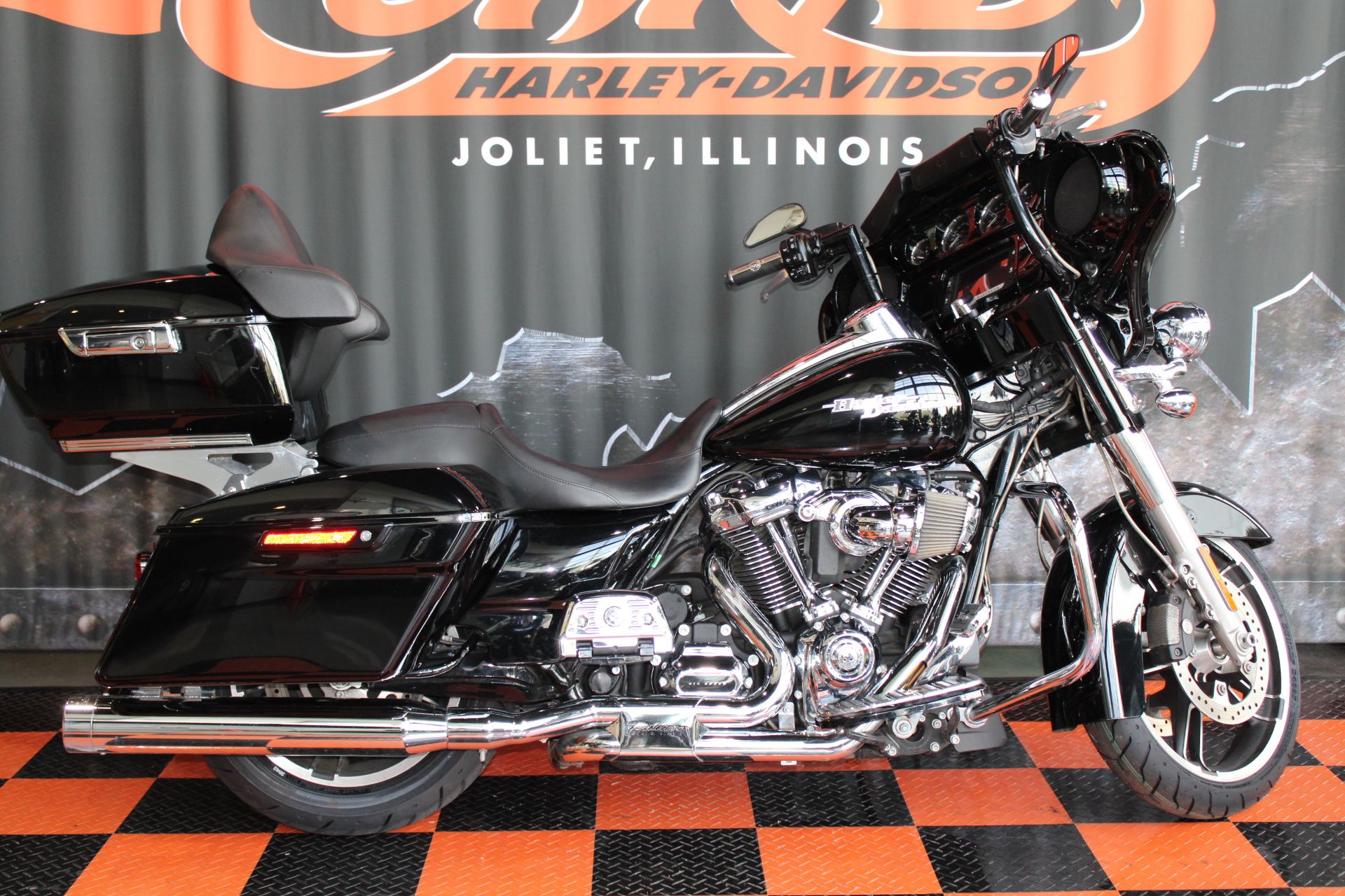 2017 Harley-Davidson Street Glide® Special in Shorewood, Illinois - Photo 2