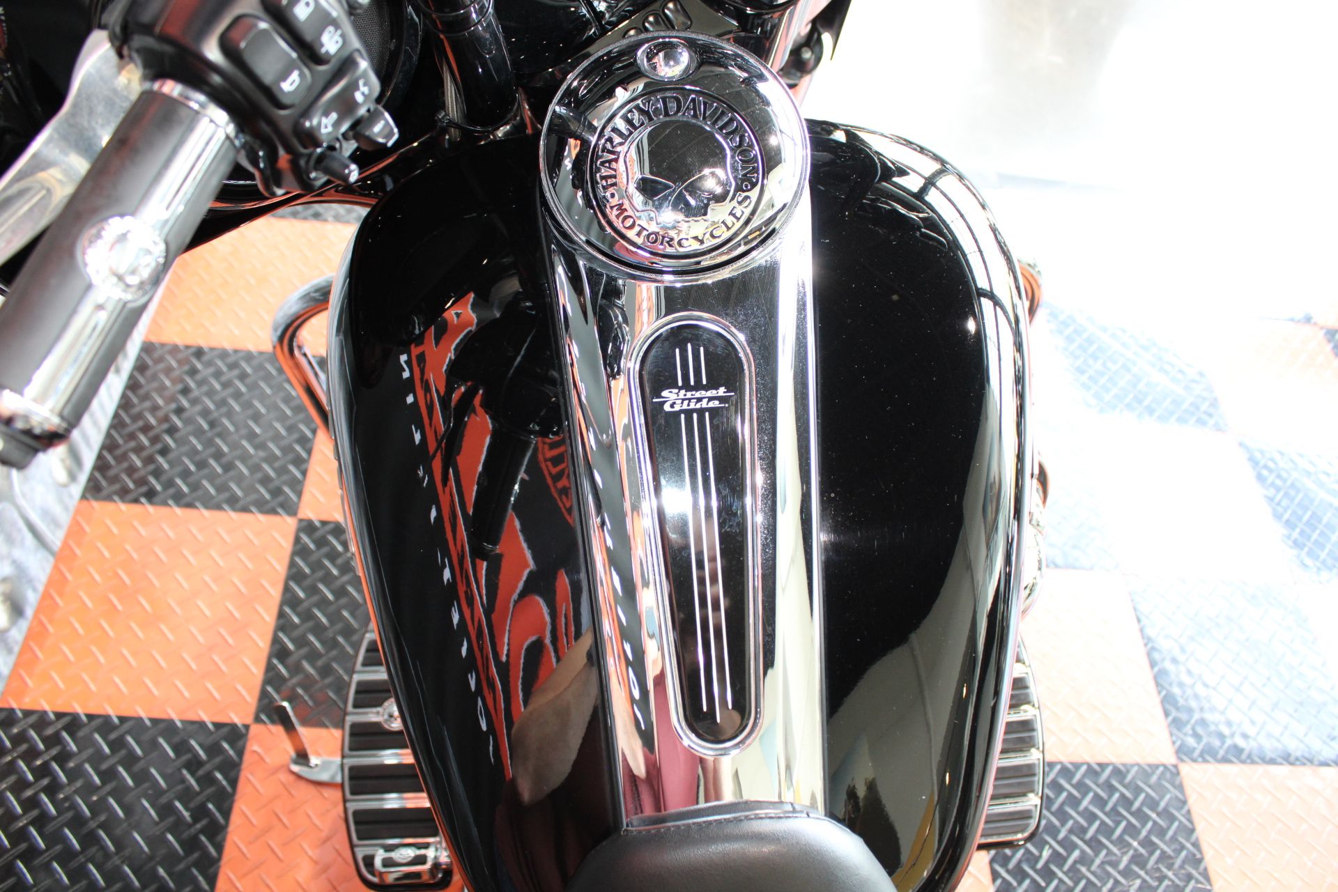 2017 Harley-Davidson Street Glide® Special in Shorewood, Illinois - Photo 14