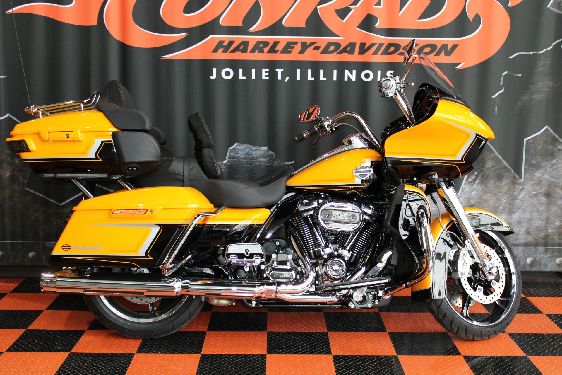 2022 Harley-Davidson CVO™ Road Glide® Limited in Shorewood, Illinois - Photo 2