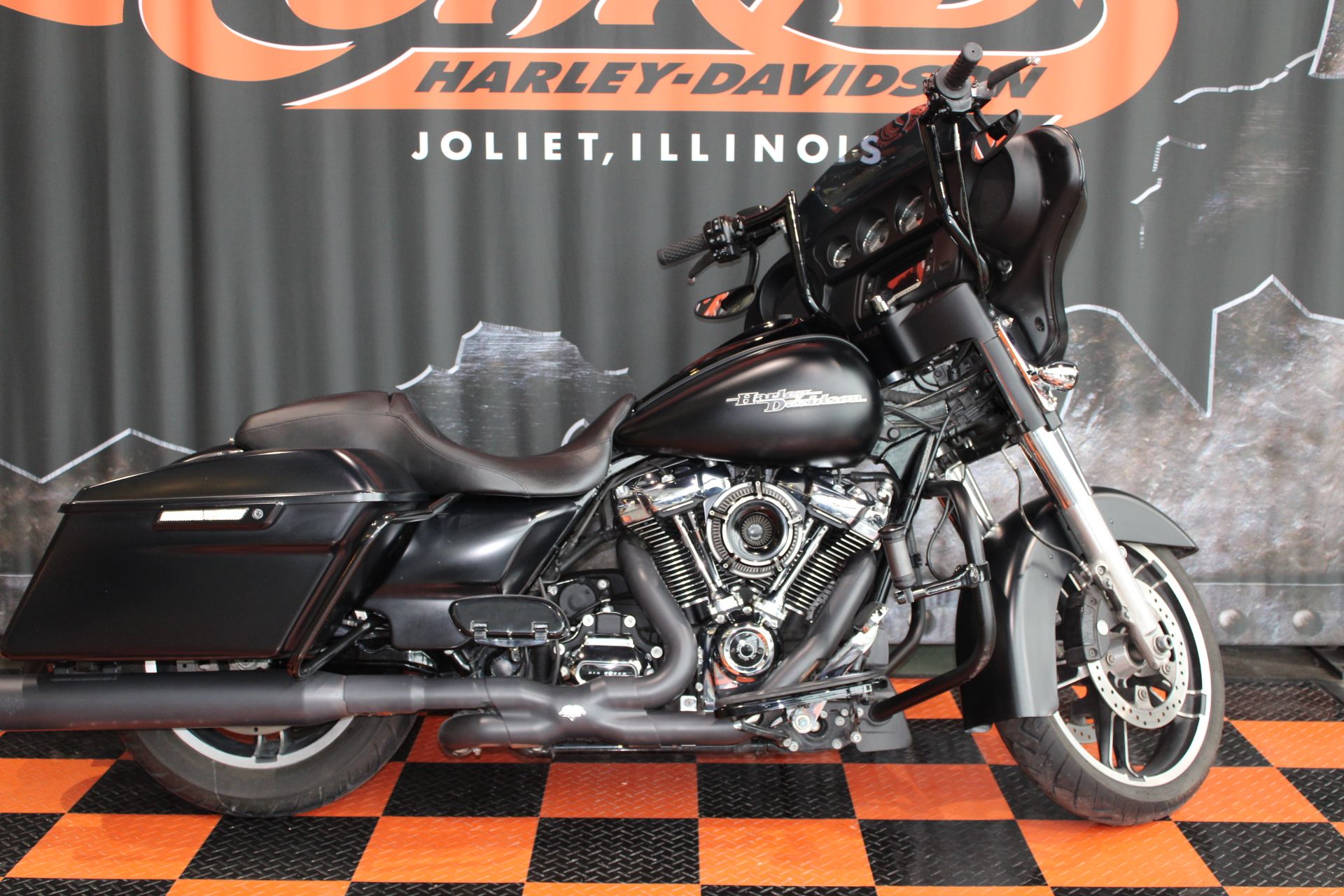 2017 Harley-Davidson Street Glide® Special in Shorewood, Illinois - Photo 2