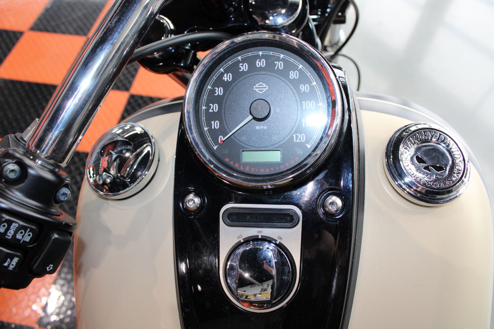 2014 Harley-Davidson Dyna® Fat Bob® in Shorewood, Illinois - Photo 9
