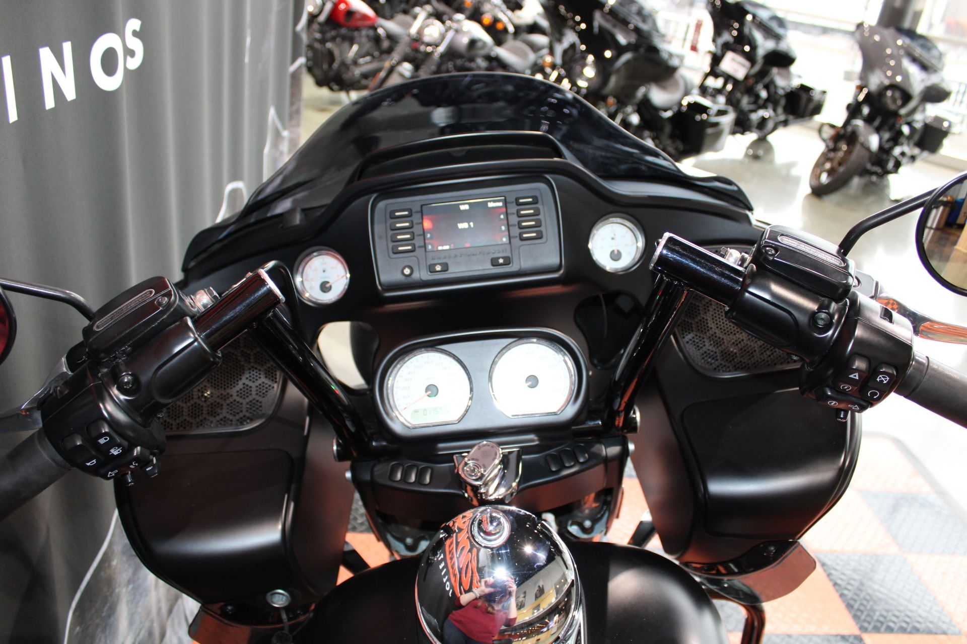 2015 Harley-Davidson Road Glide® in Shorewood, Illinois - Photo 10