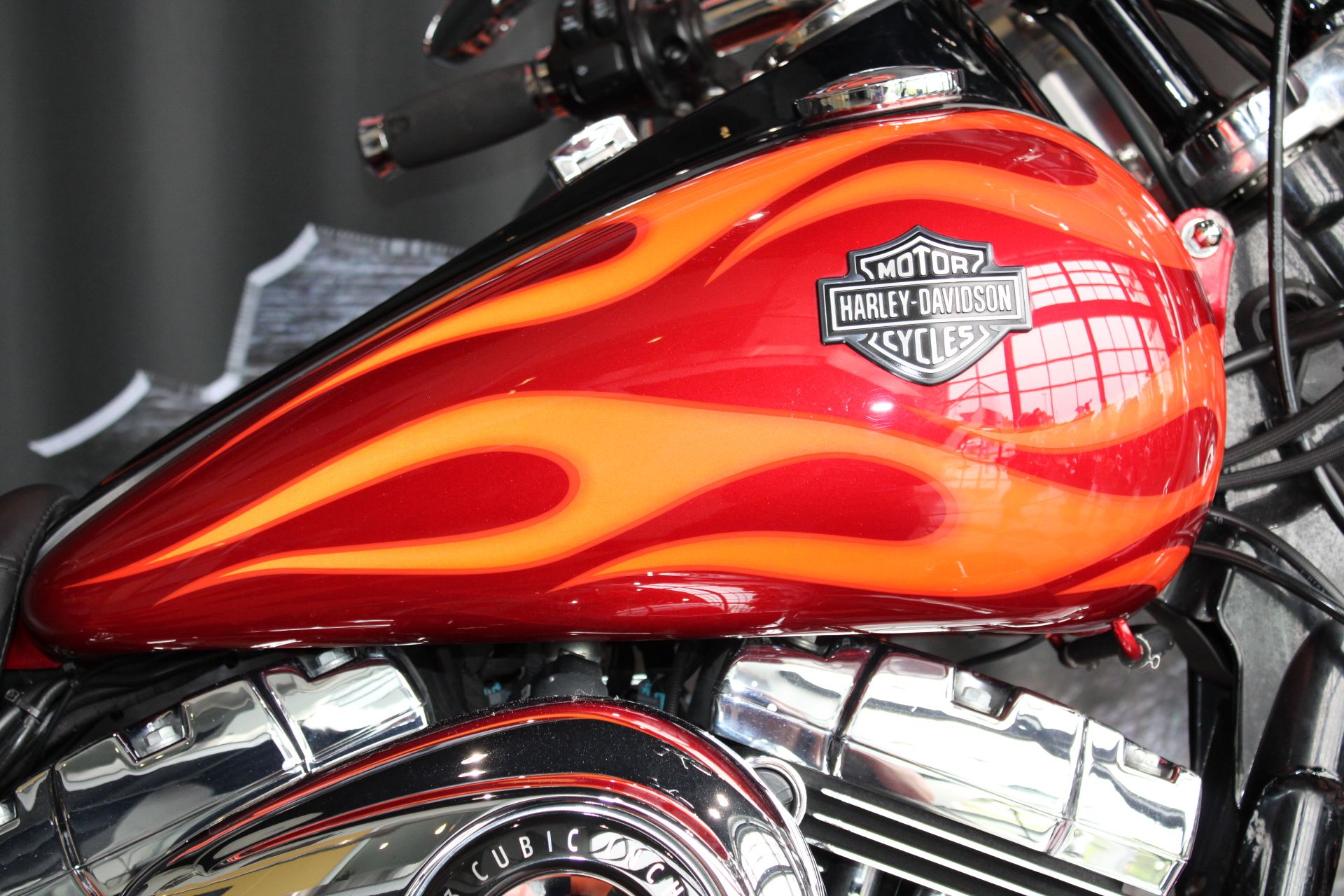 2013 Harley-Davidson Dyna® Wide Glide® in Shorewood, Illinois - Photo 6