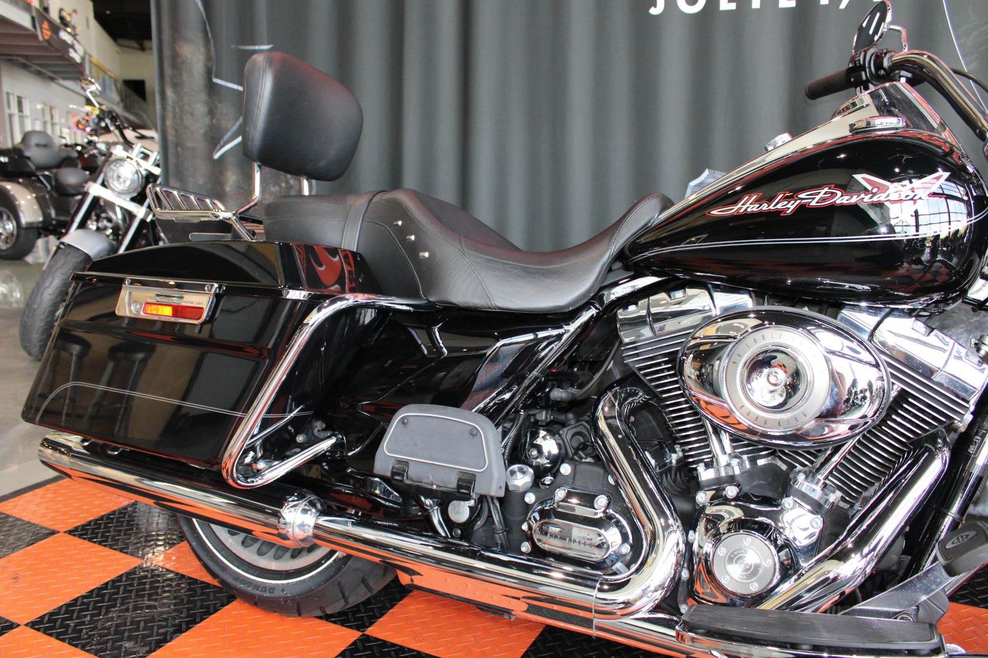 2010 Harley-Davidson Road King® in Shorewood, Illinois - Photo 8