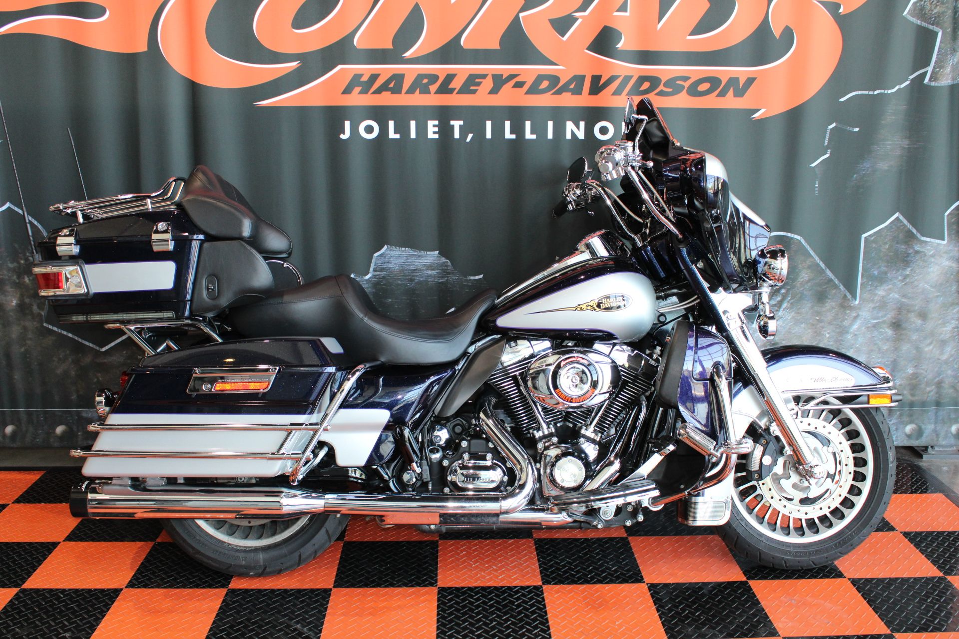 2009 Harley-Davidson Ultra Classic® Electra Glide® in Shorewood, Illinois - Photo 2