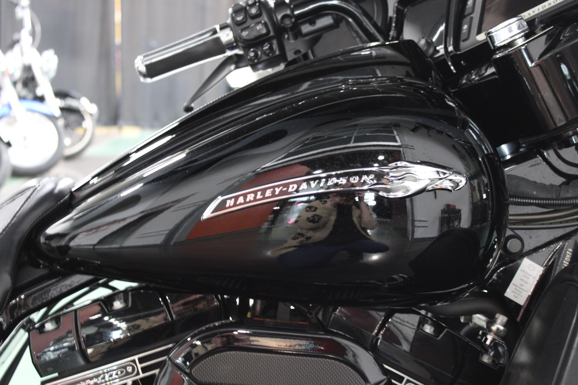 2015 Harley-Davidson CVO™ Street Glide® in Shorewood, Illinois - Photo 4