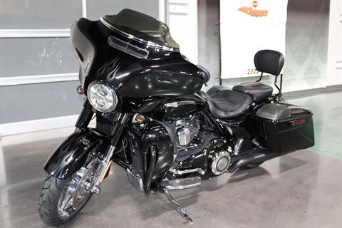 2015 Harley-Davidson CVO™ Street Glide® in Shorewood, Illinois - Photo 16