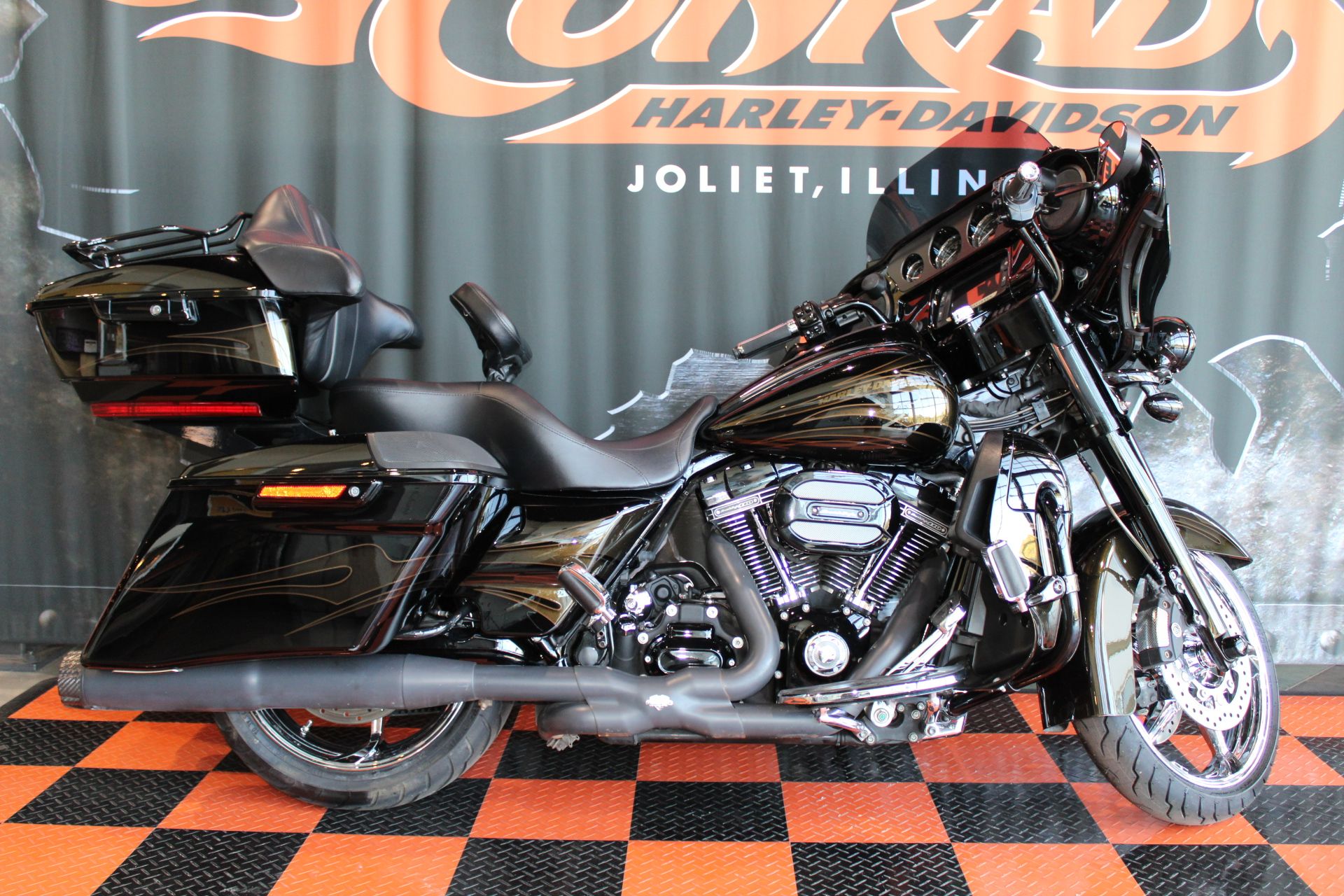 2015 Harley-Davidson CVO™ Street Glide® in Shorewood, Illinois - Photo 2