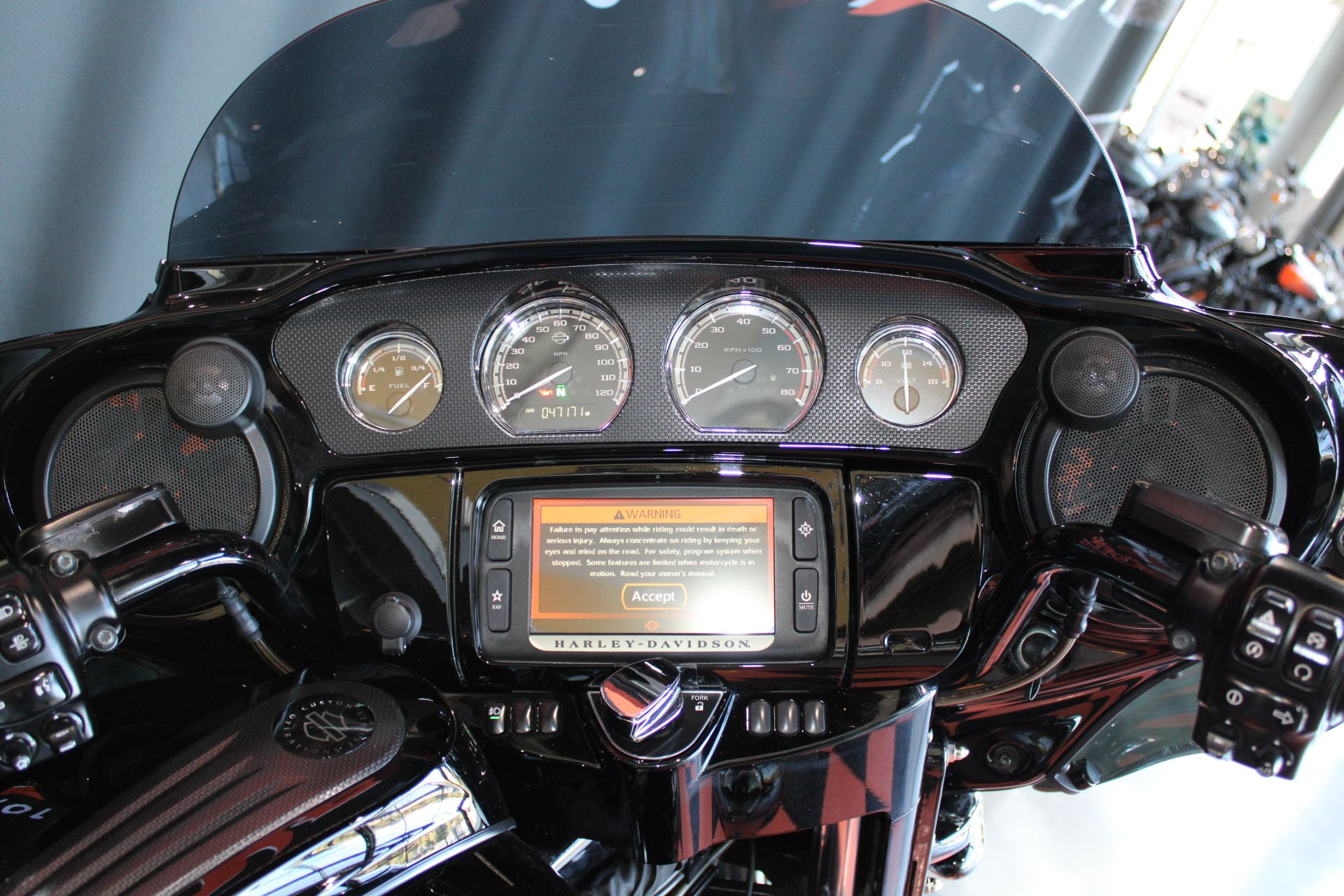 2015 Harley-Davidson CVO™ Street Glide® in Shorewood, Illinois - Photo 11