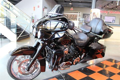 2015 Harley-Davidson CVO™ Street Glide® in Shorewood, Illinois - Photo 22