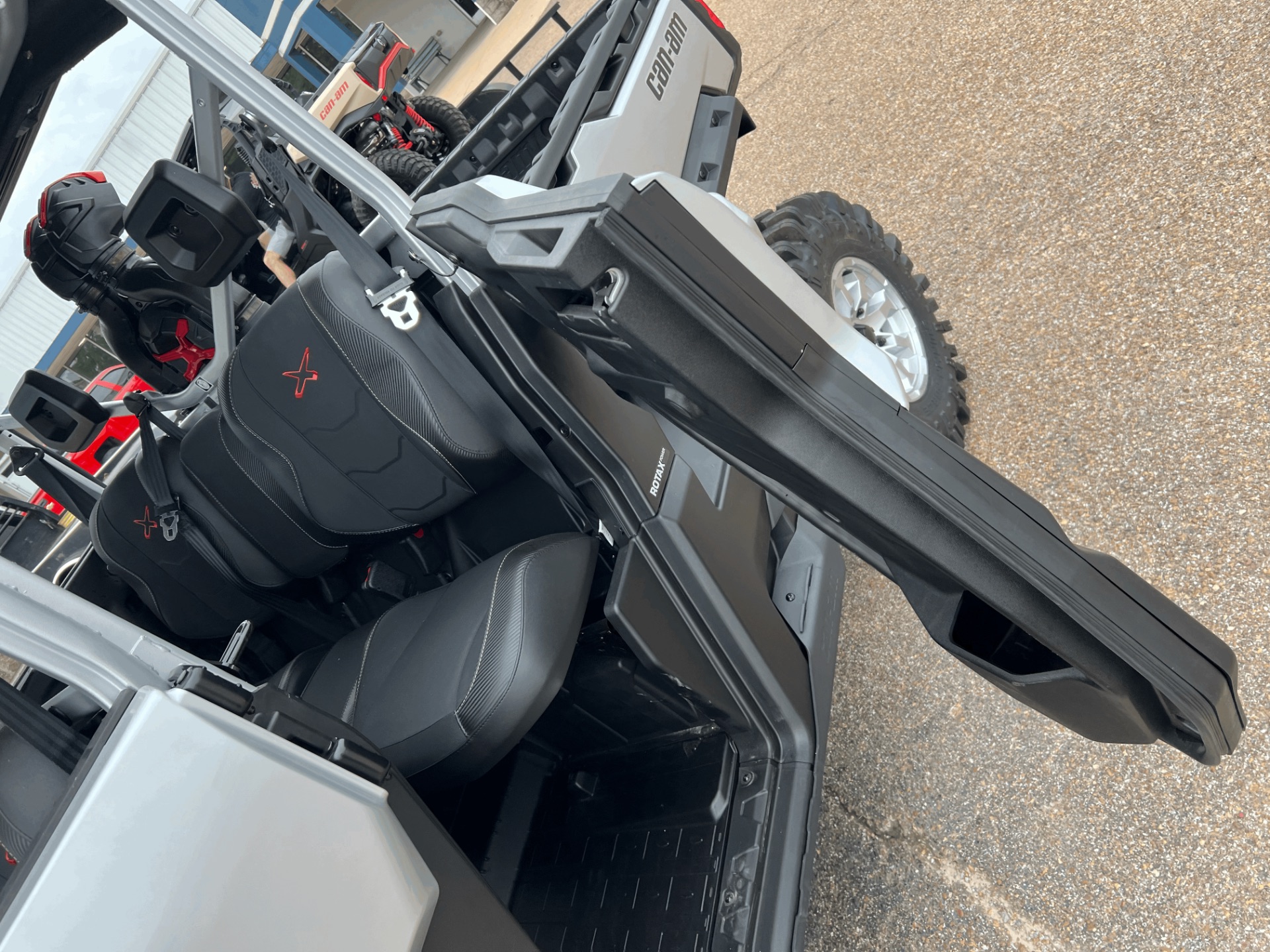 2024 Can-Am Defender MAX X MR With Half Doors in Dyersburg, Tennessee - Photo 16