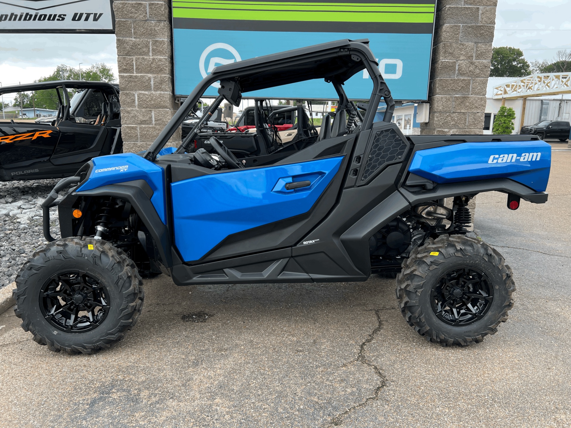 2023 Can-Am Commander XT 700 in Dyersburg, Tennessee - Photo 2